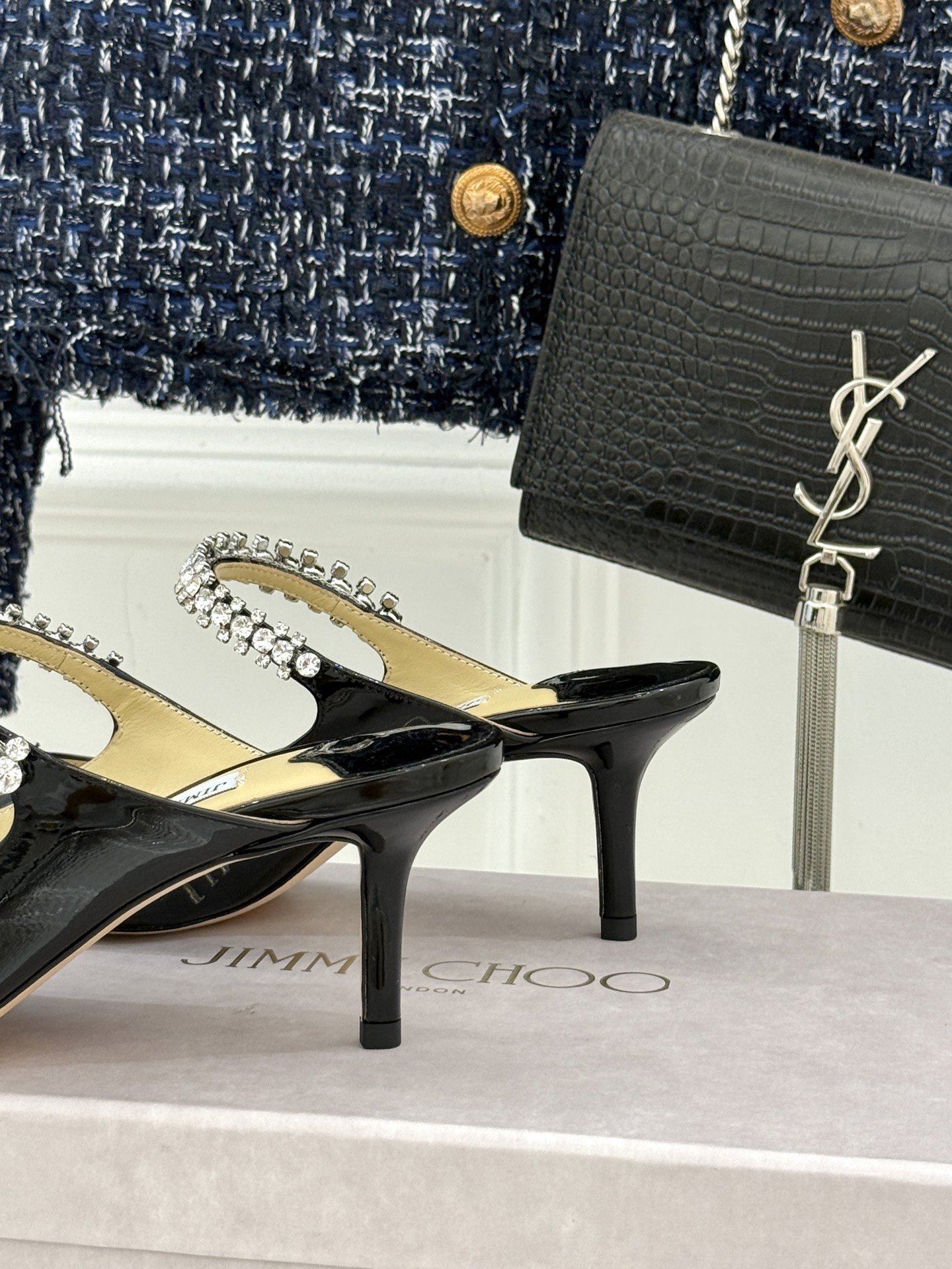 
Jimmy Choo/吉米周经典钻石链条
尖头高跟拖鞋
超绝的水晶鞋 美到移不开视线
鞋型做的非常秀气