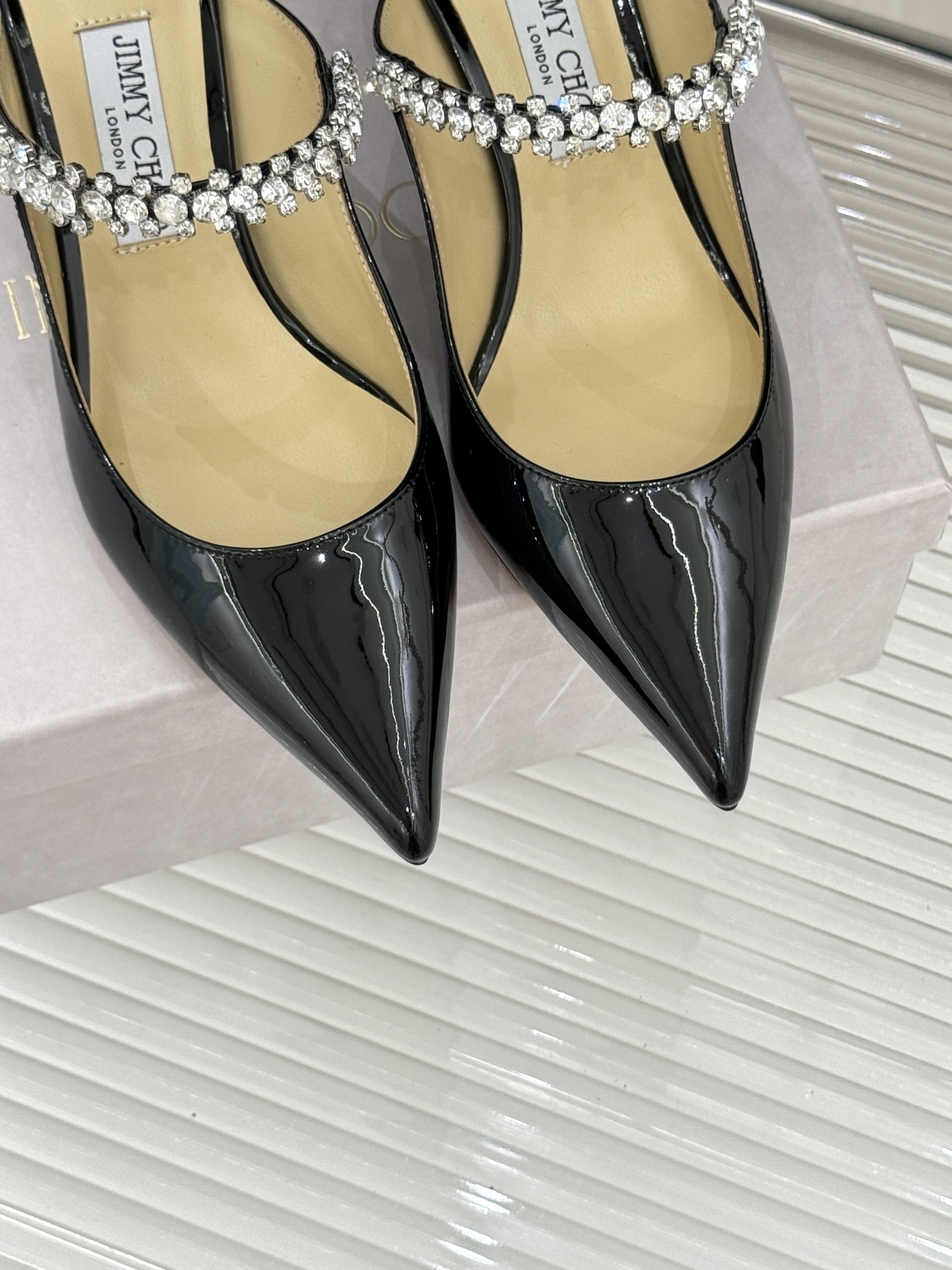 
Jimmy Choo/吉米周经典钻石链条
尖头高跟拖鞋
超绝的水晶鞋 美到移不开视线
鞋型做的非常秀气