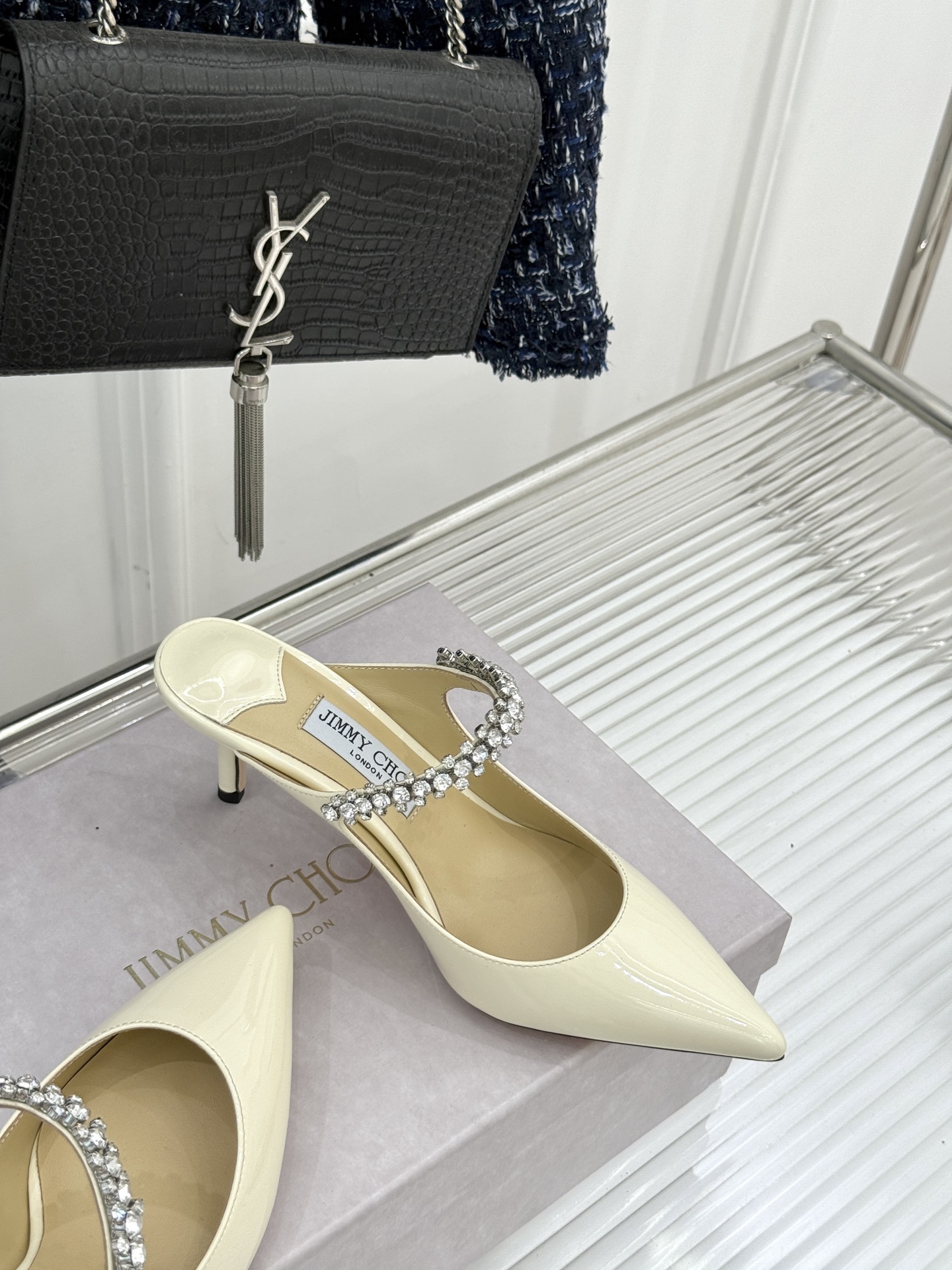 
Jimmy Choo/吉米周经典钻石链条
尖头高跟拖鞋
超绝的水晶鞋 美到移不开视线
鞋型做的非常秀气