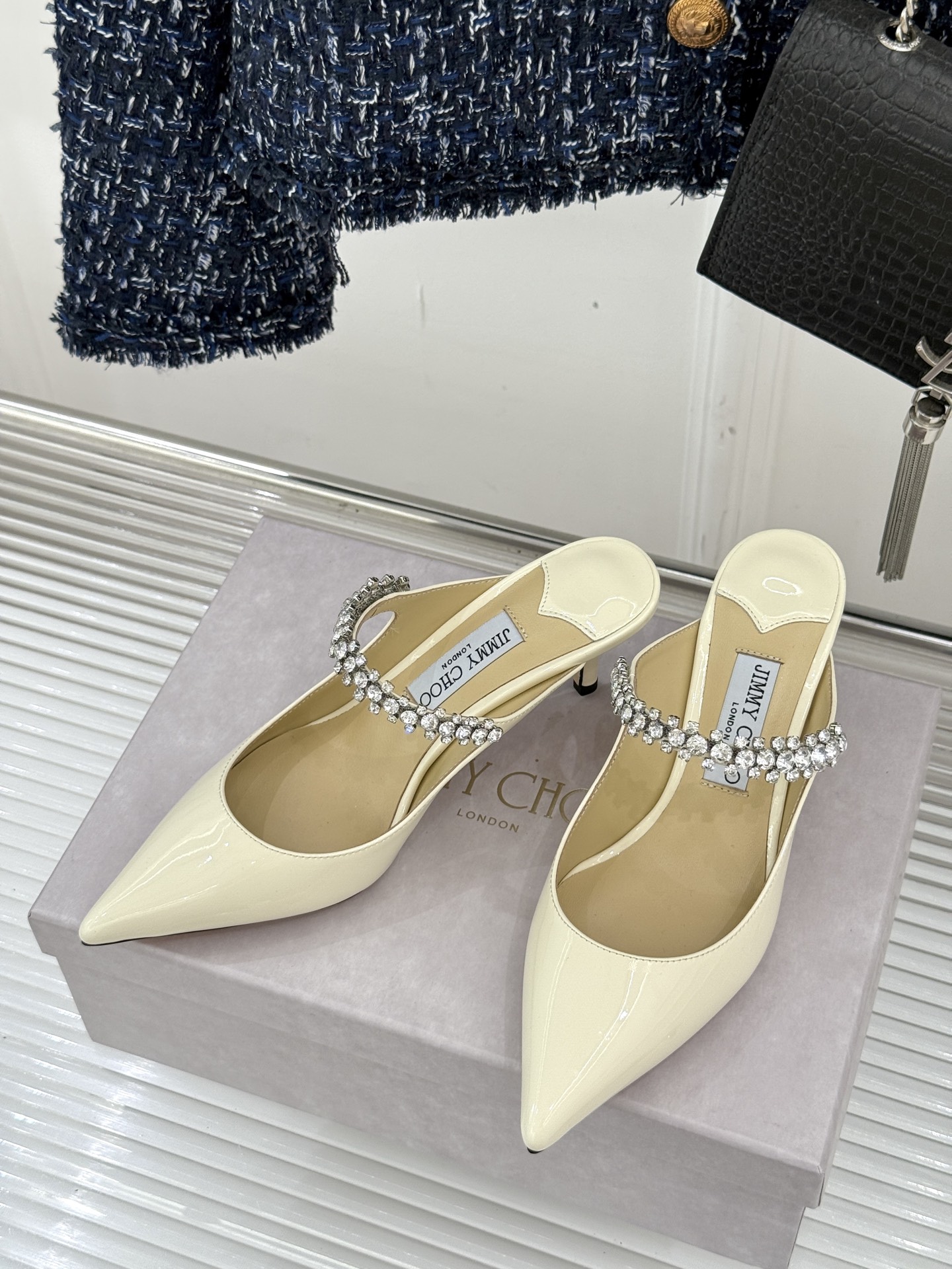 
Jimmy Choo/吉米周经典钻石链条
尖头高跟拖鞋
超绝的水晶鞋 美到移不开视线
鞋型做的非常秀气