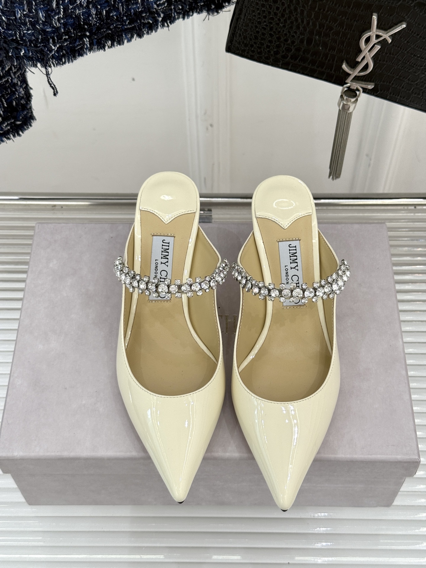 
Jimmy Choo/吉米周经典钻石链条
尖头高跟拖鞋
超绝的水晶鞋 美到移不开视线
鞋型做的非常秀气