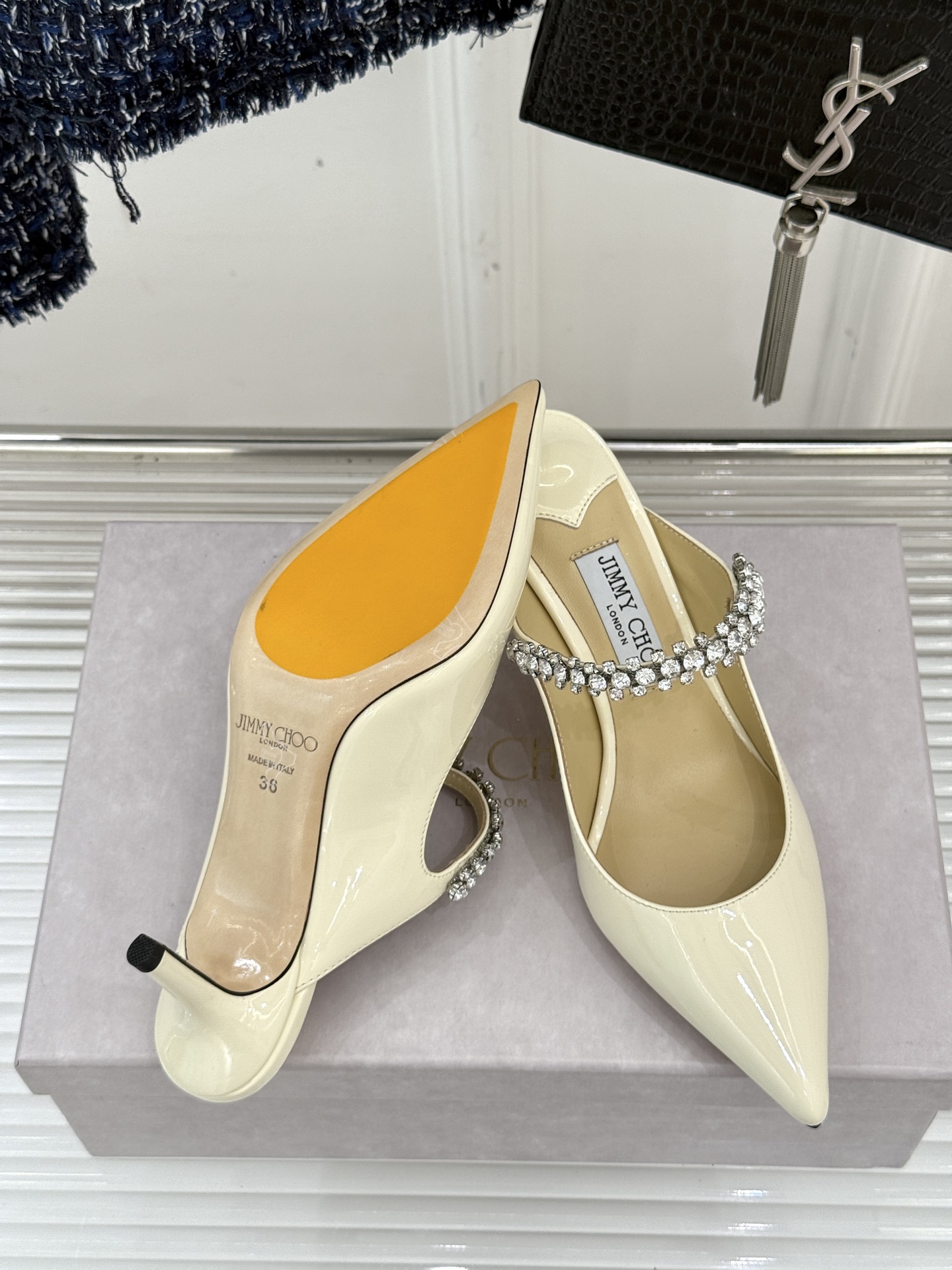 
Jimmy Choo/吉米周经典钻石链条
尖头高跟拖鞋
超绝的水晶鞋 美到移不开视线
鞋型做的非常秀气