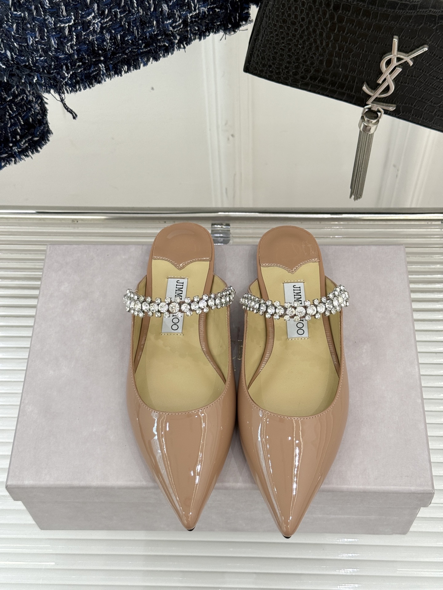 
Jimmy Choo/吉米周经典钻石链条
尖头高跟拖鞋
超绝的水晶鞋 美到移不开视线
鞋型做的非常秀气