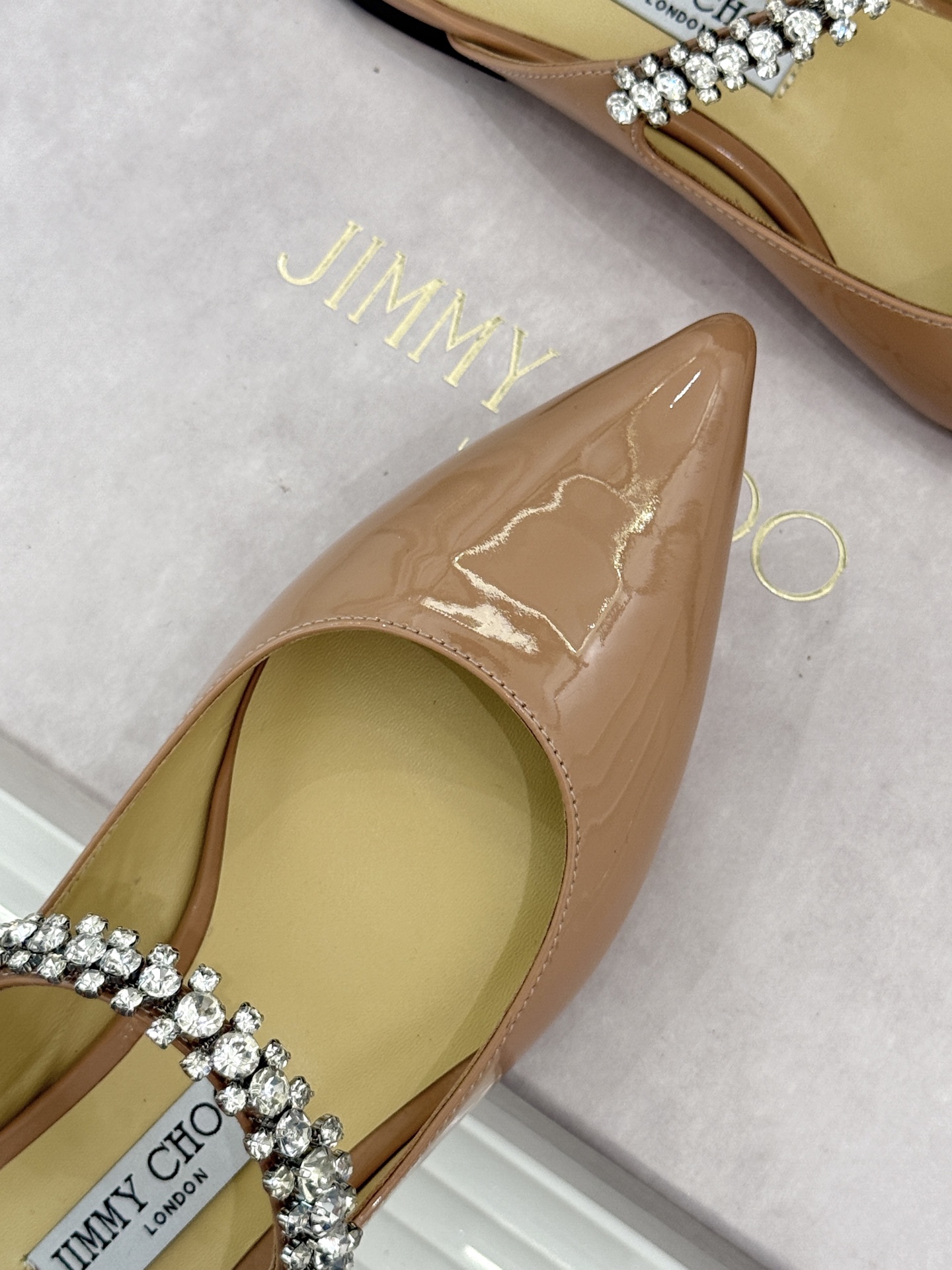 
Jimmy Choo/吉米周经典钻石链条
尖头高跟拖鞋
超绝的水晶鞋 美到移不开视线
鞋型做的非常秀气