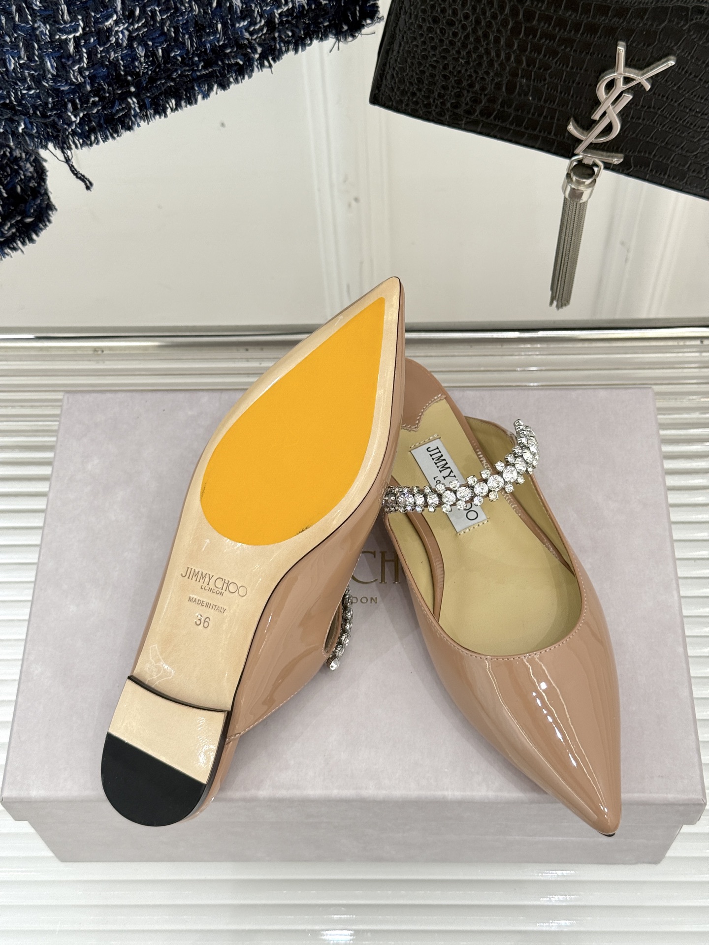 
Jimmy Choo/吉米周经典钻石链条
尖头高跟拖鞋
超绝的水晶鞋 美到移不开视线
鞋型做的非常秀气