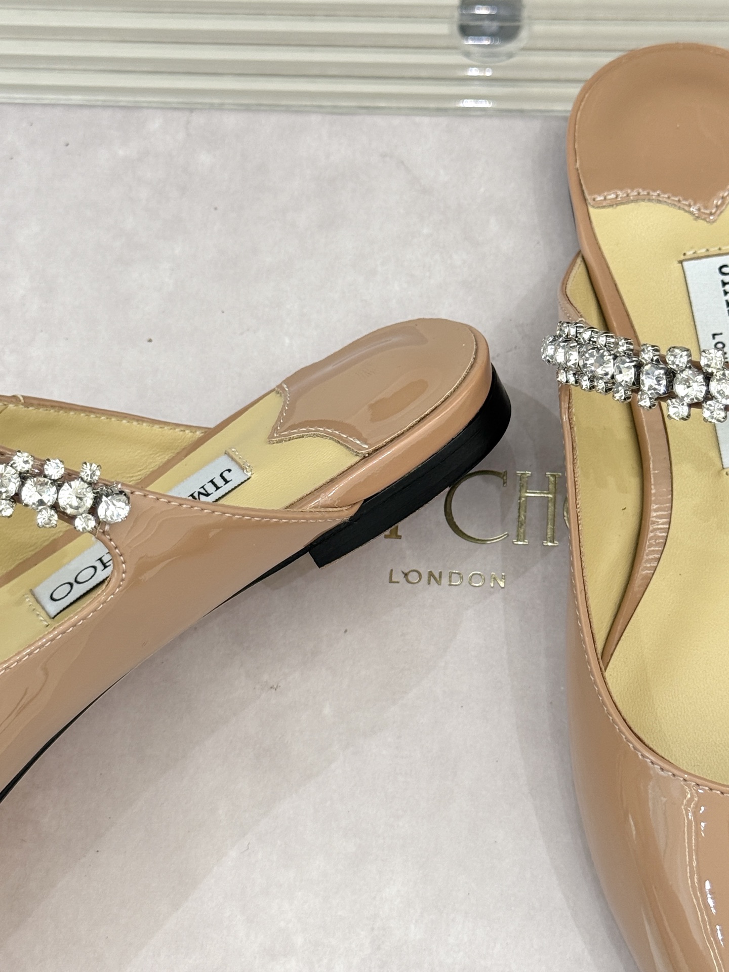 
Jimmy Choo/吉米周经典钻石链条
尖头高跟拖鞋
超绝的水晶鞋 美到移不开视线
鞋型做的非常秀气