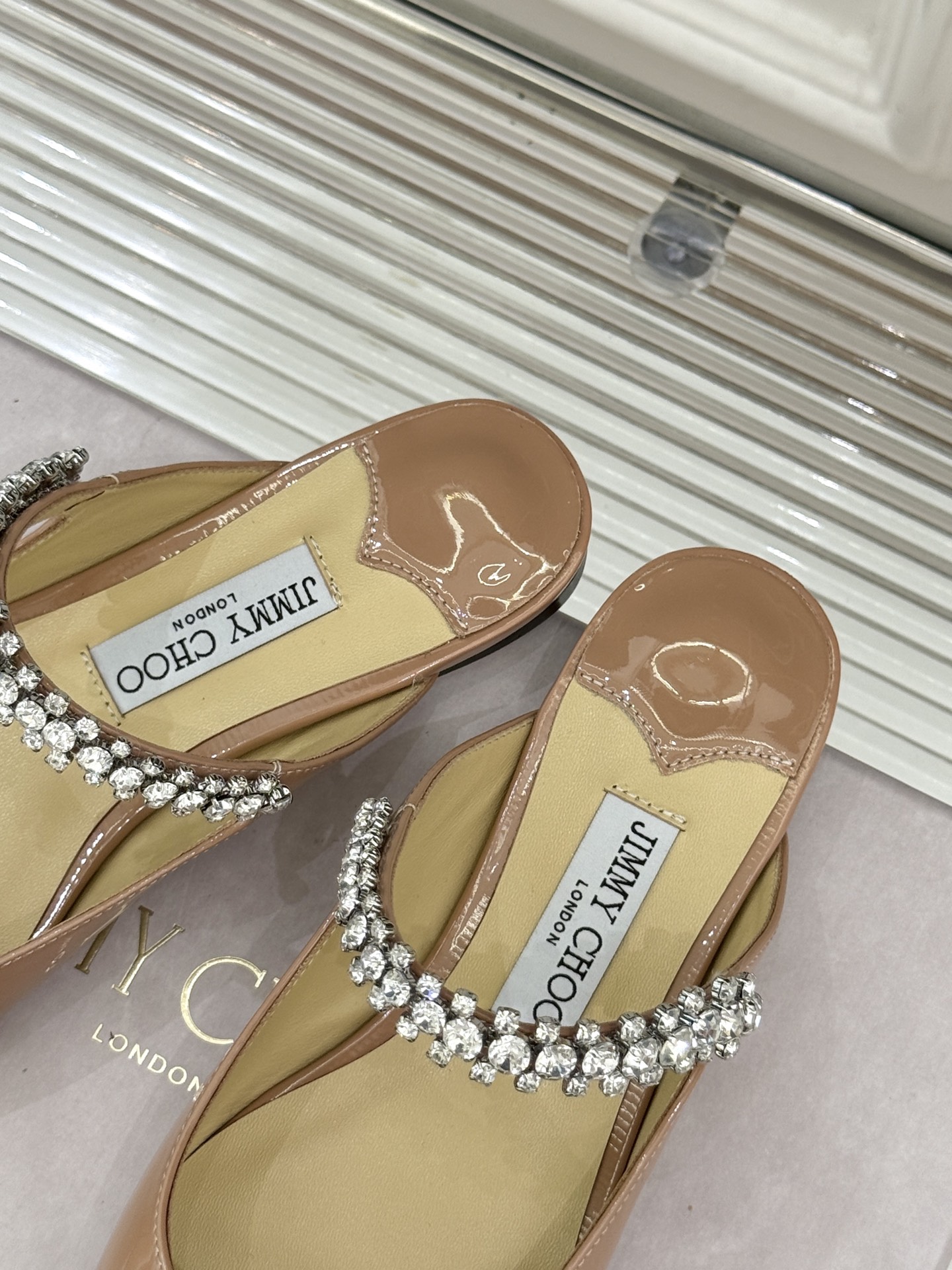
Jimmy Choo/吉米周经典钻石链条
尖头高跟拖鞋
超绝的水晶鞋 美到移不开视线
鞋型做的非常秀气