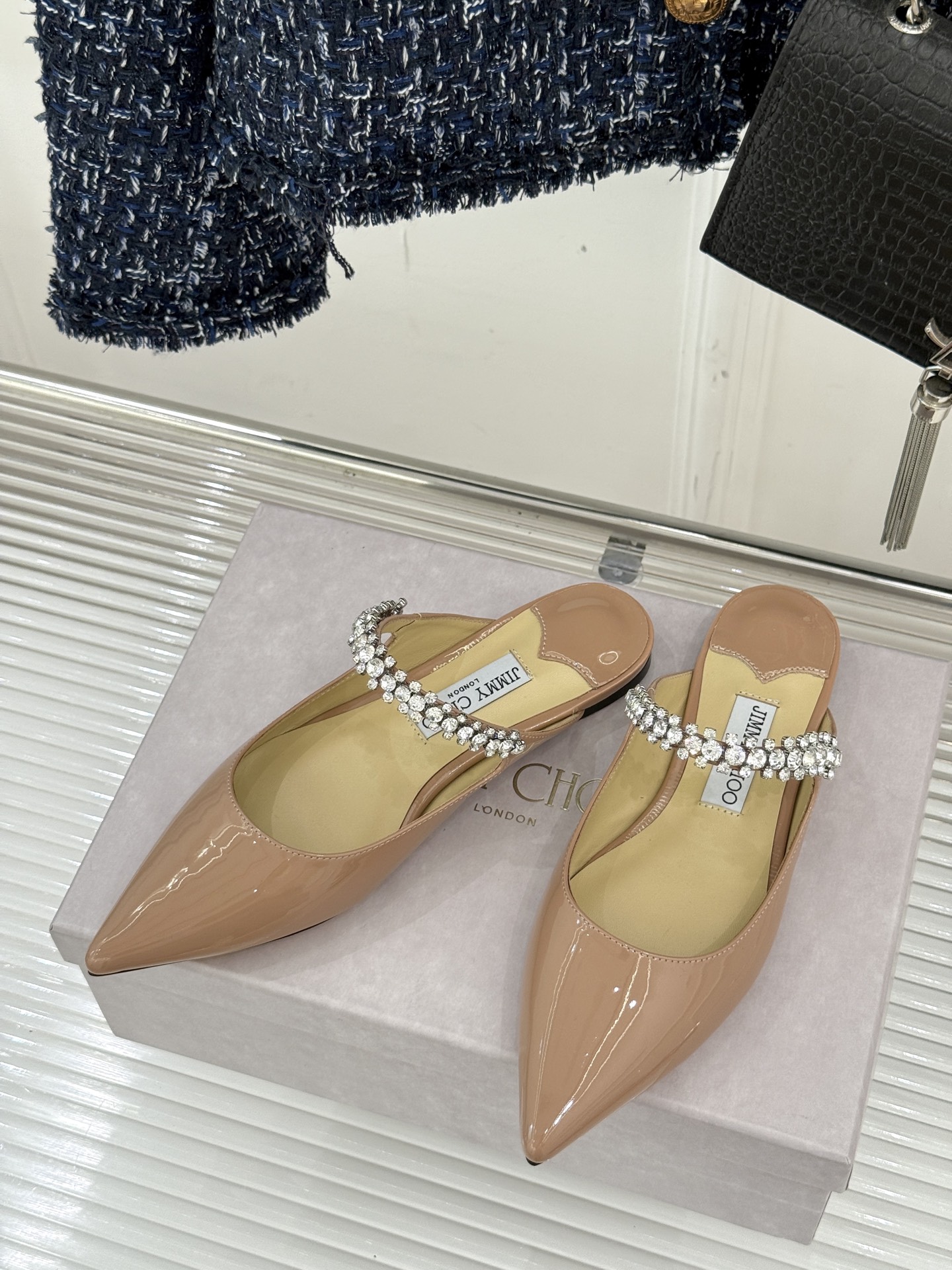 
Jimmy Choo/吉米周经典钻石链条
尖头高跟拖鞋
超绝的水晶鞋 美到移不开视线
鞋型做的非常秀气