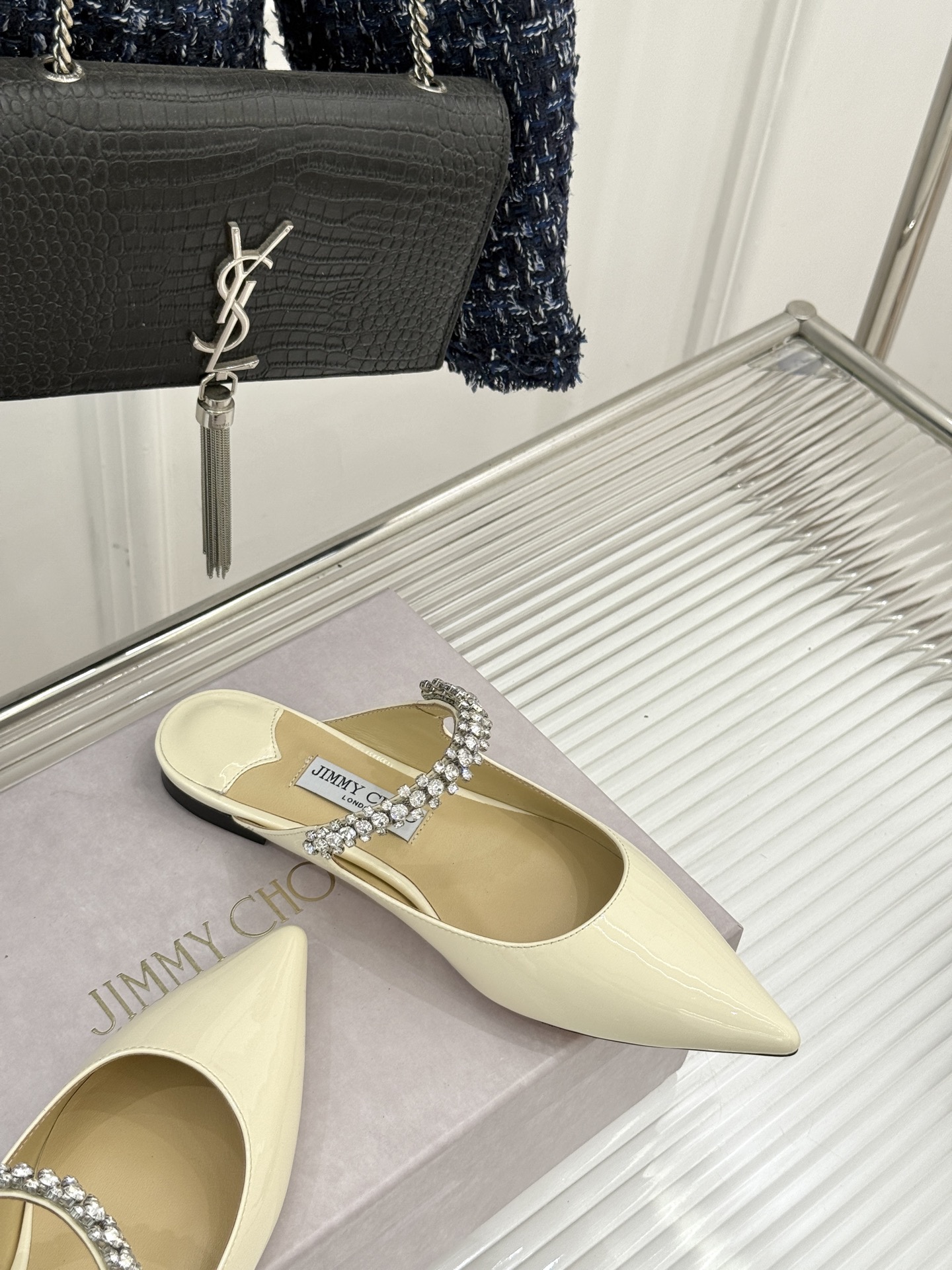 
Jimmy Choo/吉米周经典钻石链条
尖头高跟拖鞋
超绝的水晶鞋 美到移不开视线
鞋型做的非常秀气