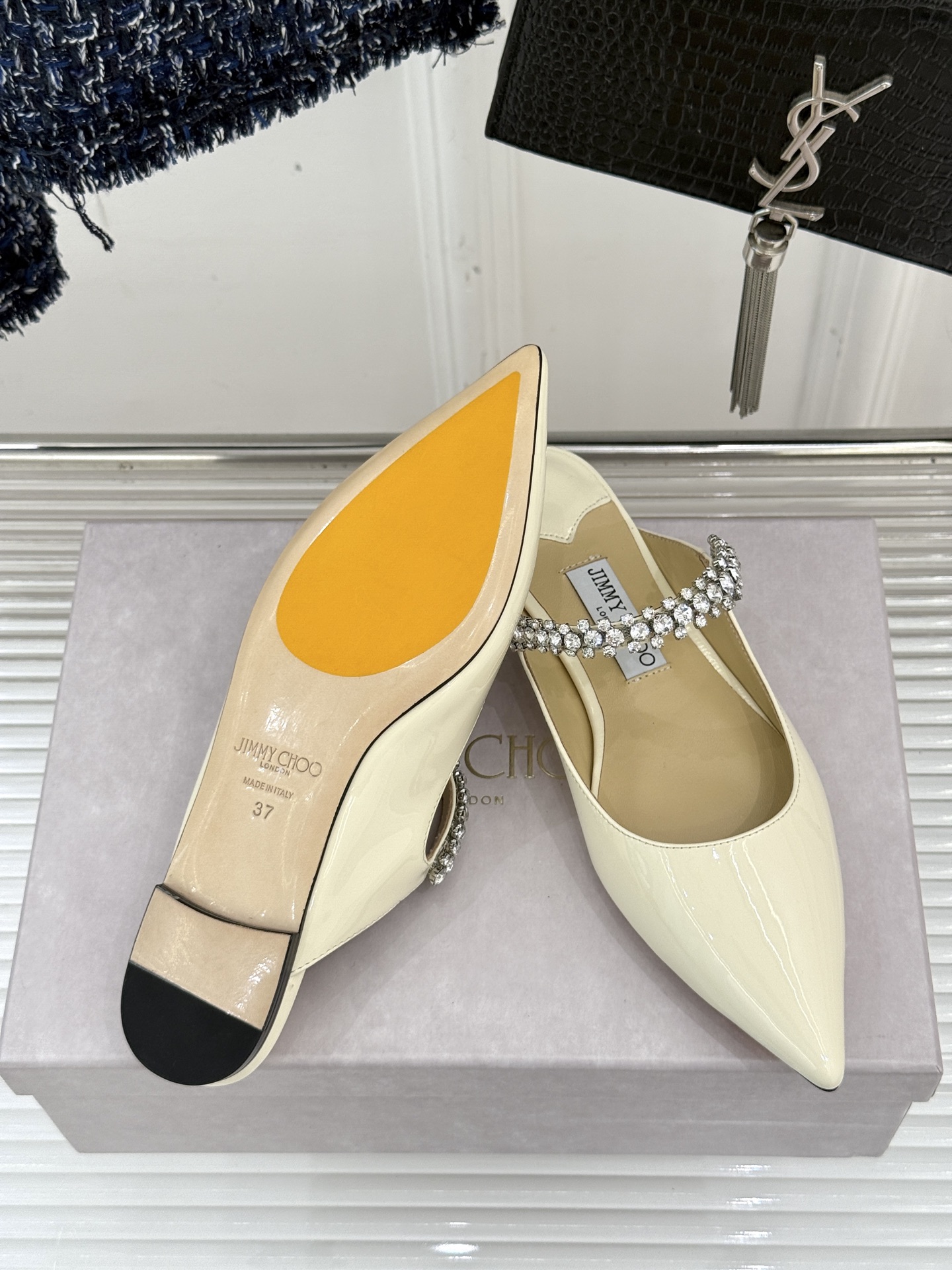 
Jimmy Choo/吉米周经典钻石链条
尖头高跟拖鞋
超绝的水晶鞋 美到移不开视线
鞋型做的非常秀气