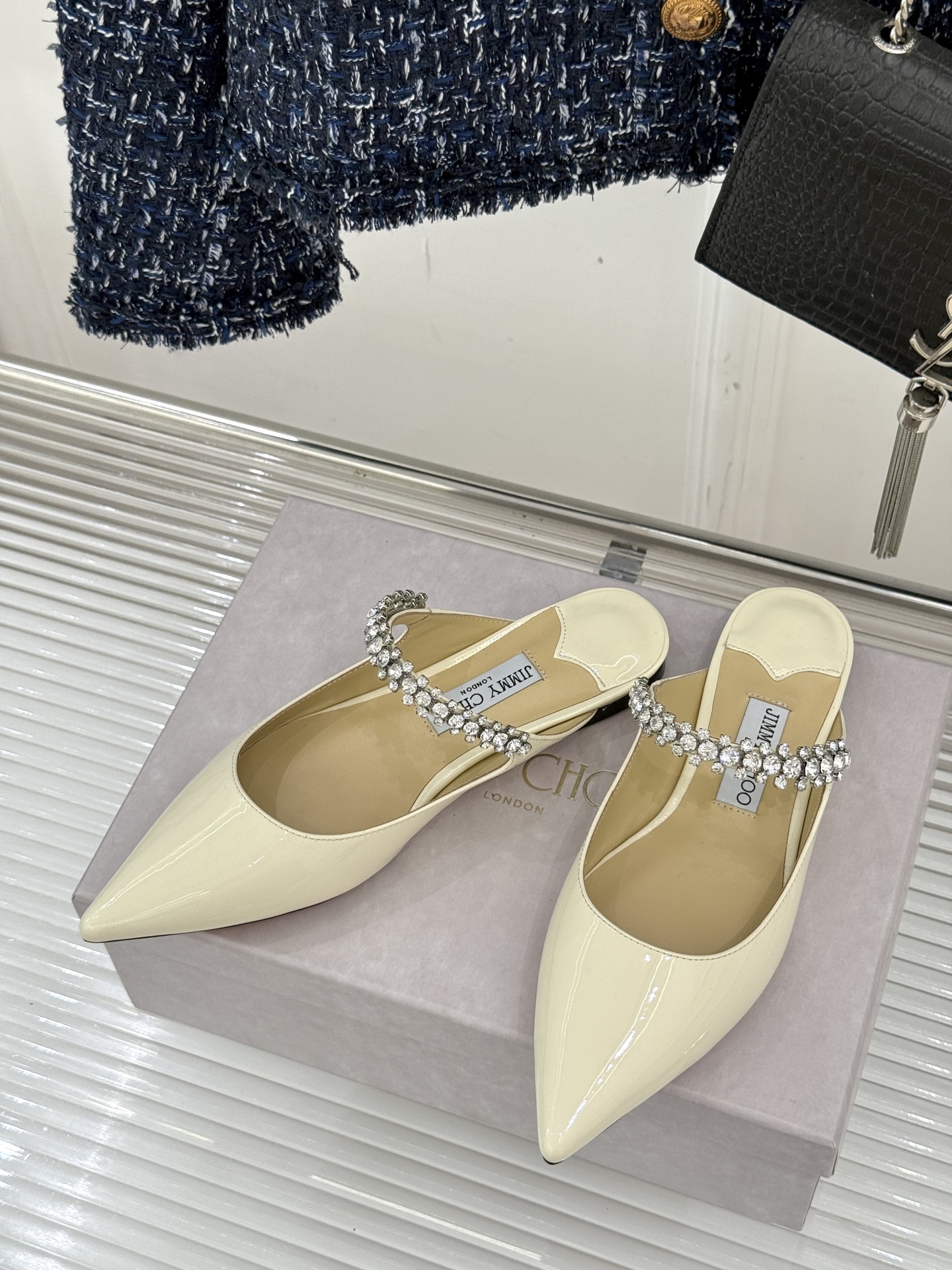 
Jimmy Choo/吉米周经典钻石链条
尖头高跟拖鞋
超绝的水晶鞋 美到移不开视线
鞋型做的非常秀气