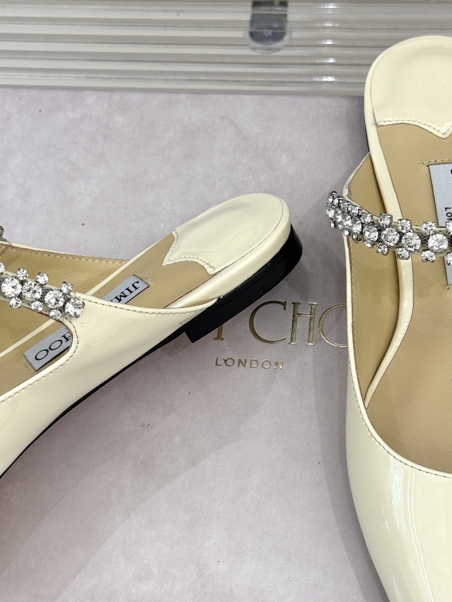 
Jimmy Choo/吉米周经典钻石链条
尖头高跟拖鞋
超绝的水晶鞋 美到移不开视线
鞋型做的非常秀气