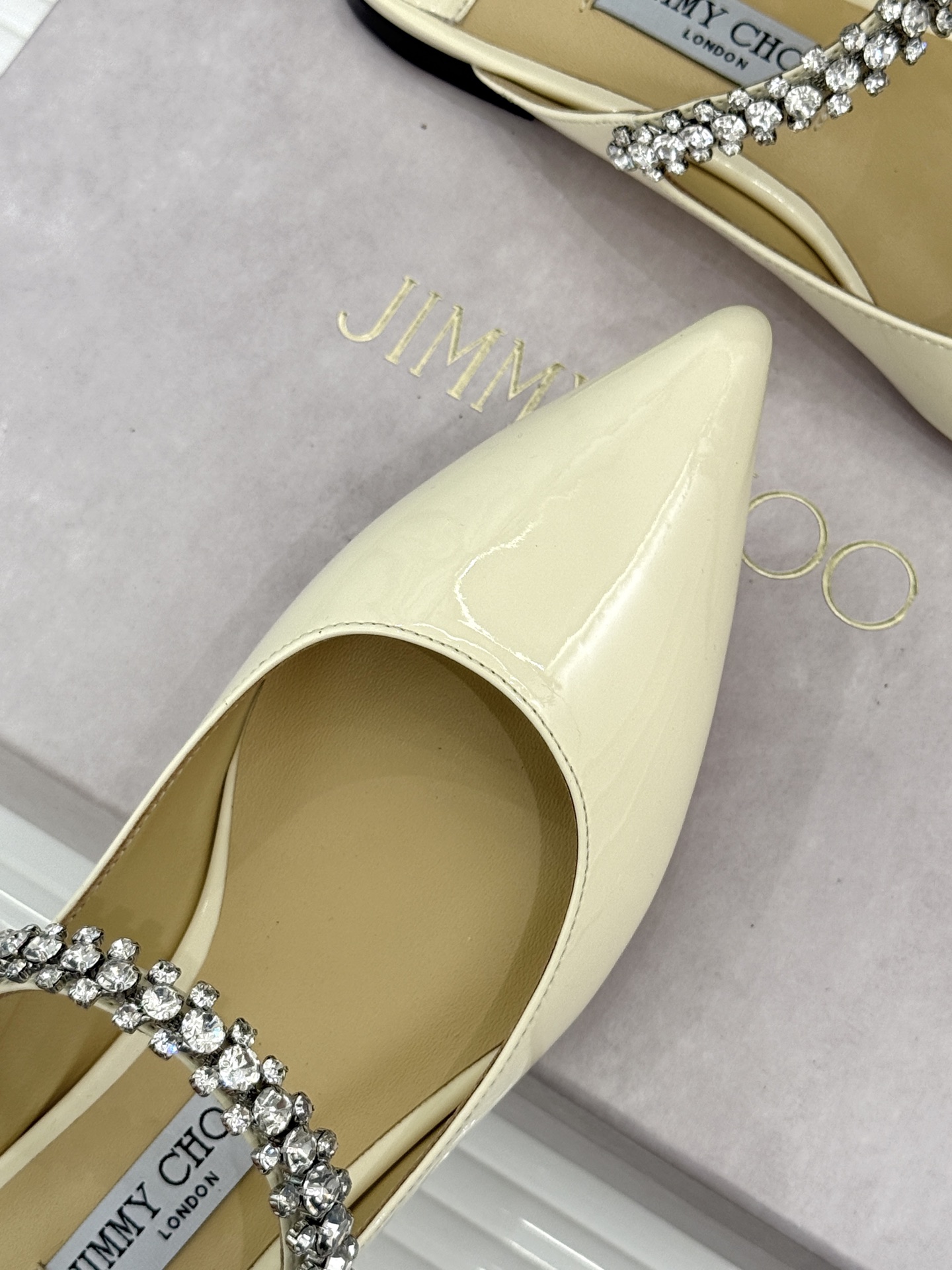 
Jimmy Choo/吉米周经典钻石链条
尖头高跟拖鞋
超绝的水晶鞋 美到移不开视线
鞋型做的非常秀气