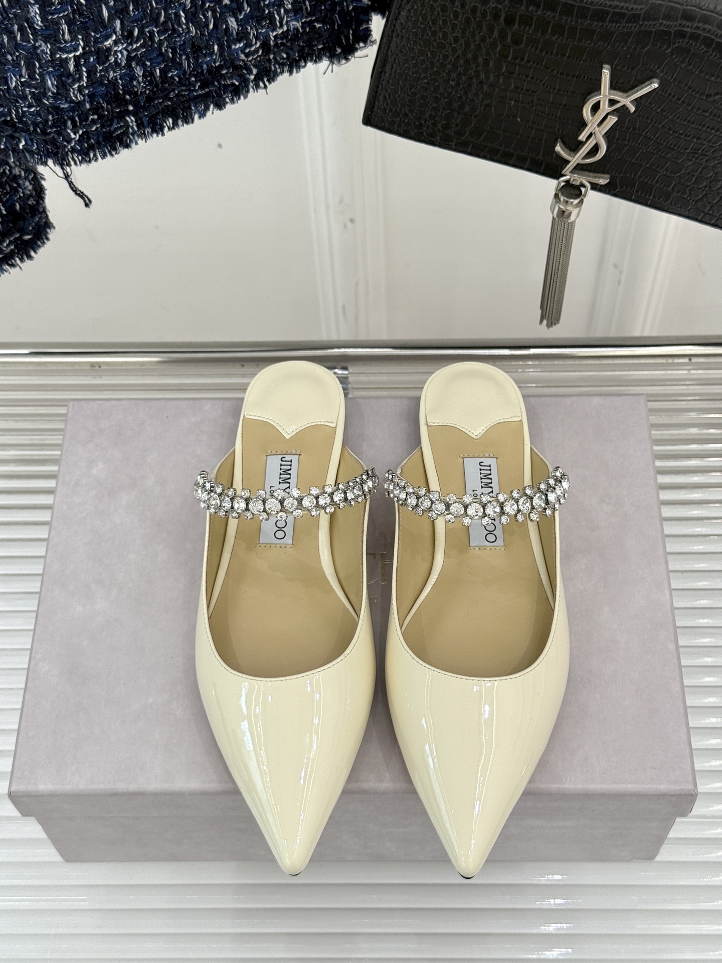 
Jimmy Choo/吉米周经典钻石链条
尖头高跟拖鞋
超绝的水晶鞋 美到移不开视线
鞋型做的非常秀气