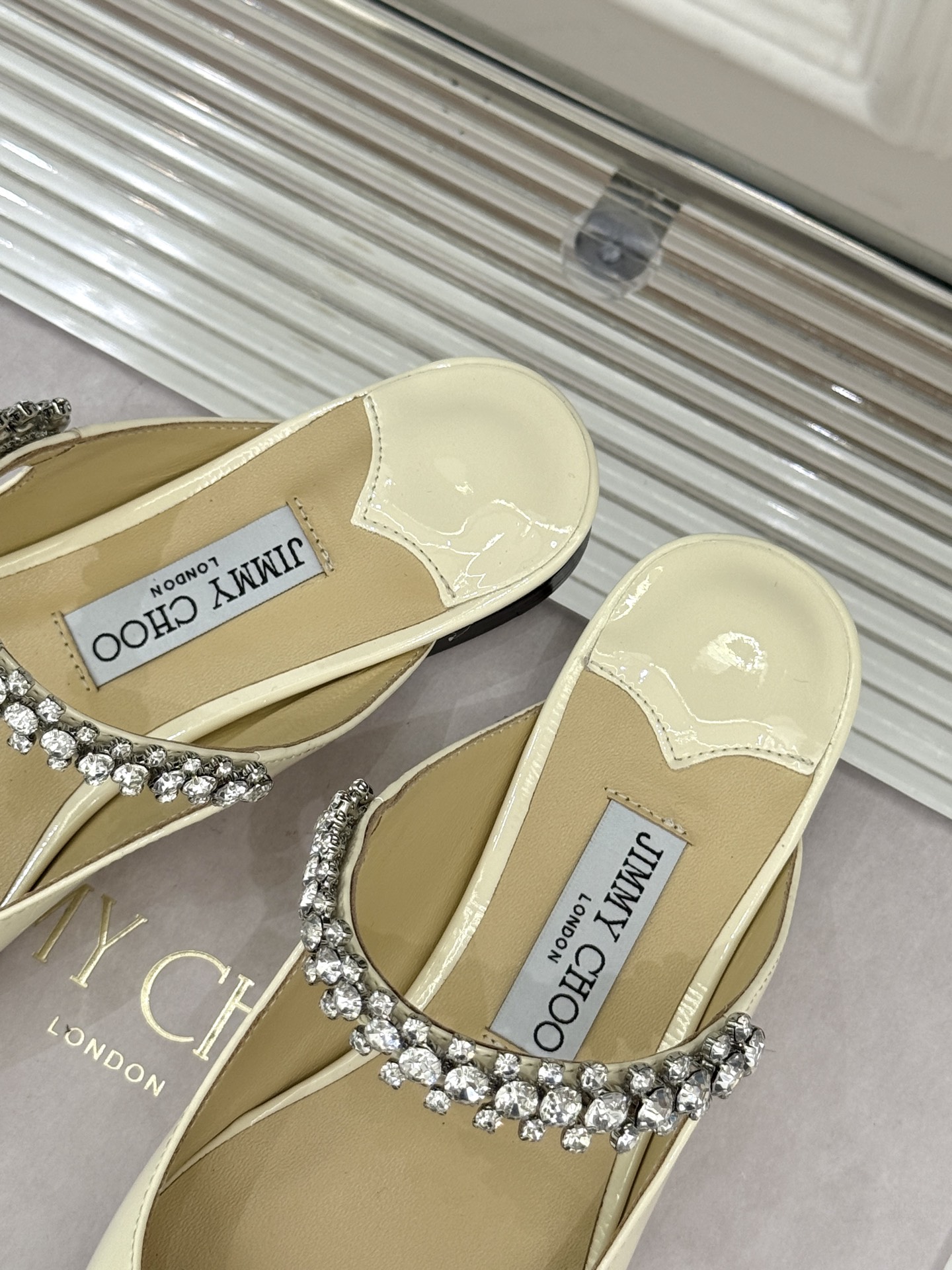 
Jimmy Choo/吉米周经典钻石链条
尖头高跟拖鞋
超绝的水晶鞋 美到移不开视线
鞋型做的非常秀气