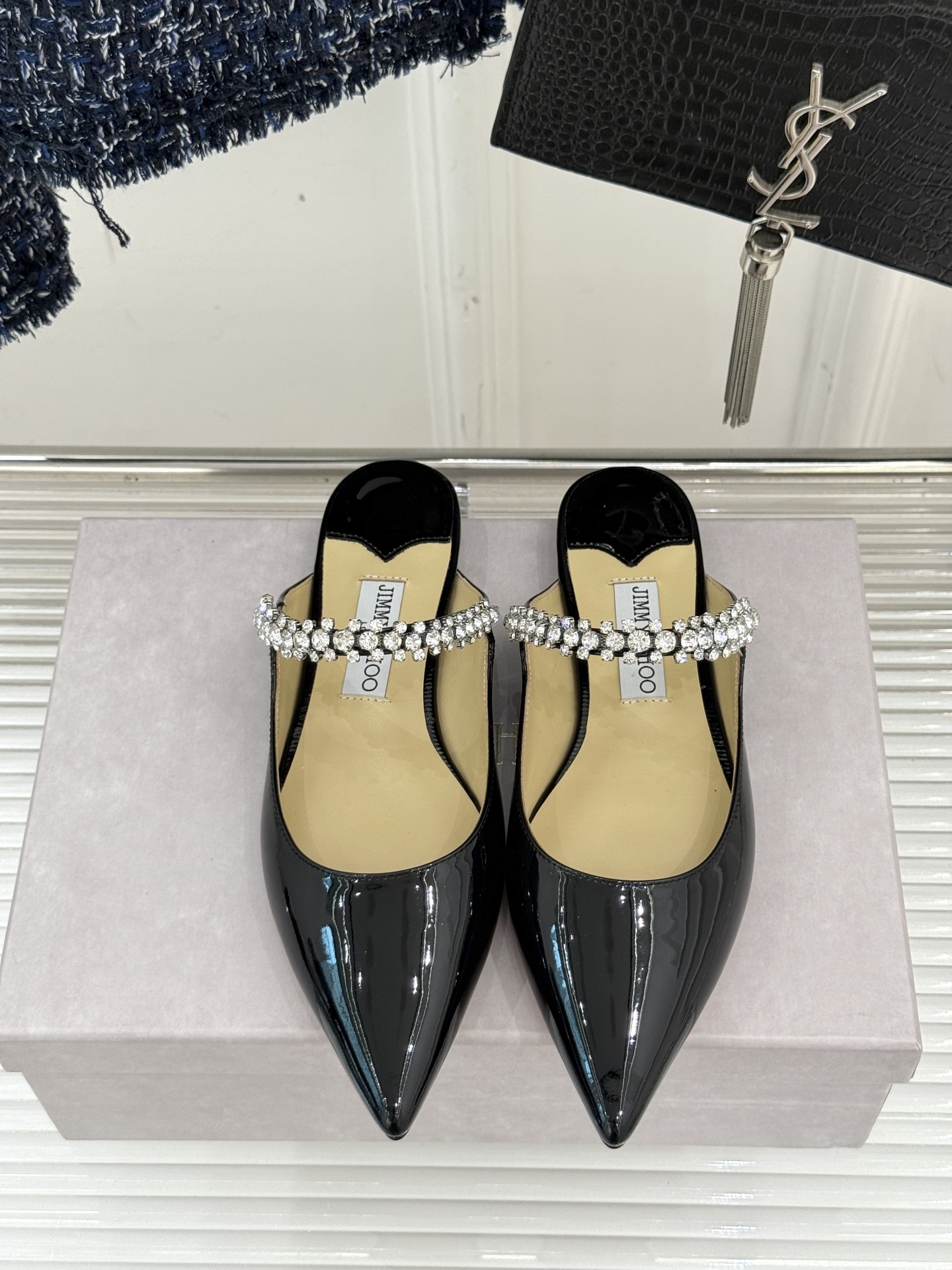 
Jimmy Choo/吉米周经典钻石链条
尖头高跟拖鞋
超绝的水晶鞋 美到移不开视线
鞋型做的非常秀气