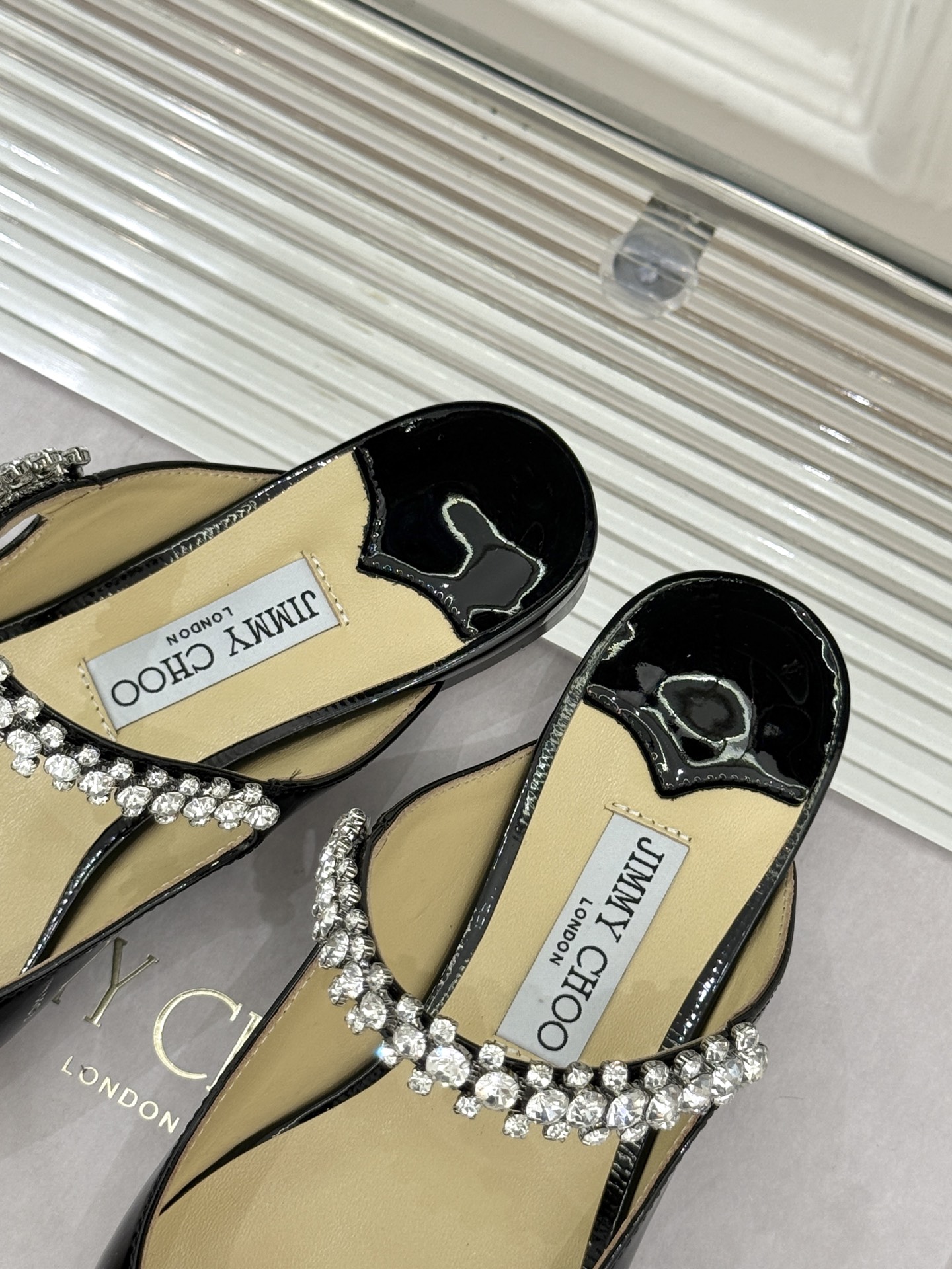 
Jimmy Choo/吉米周经典钻石链条
尖头高跟拖鞋
超绝的水晶鞋 美到移不开视线
鞋型做的非常秀气