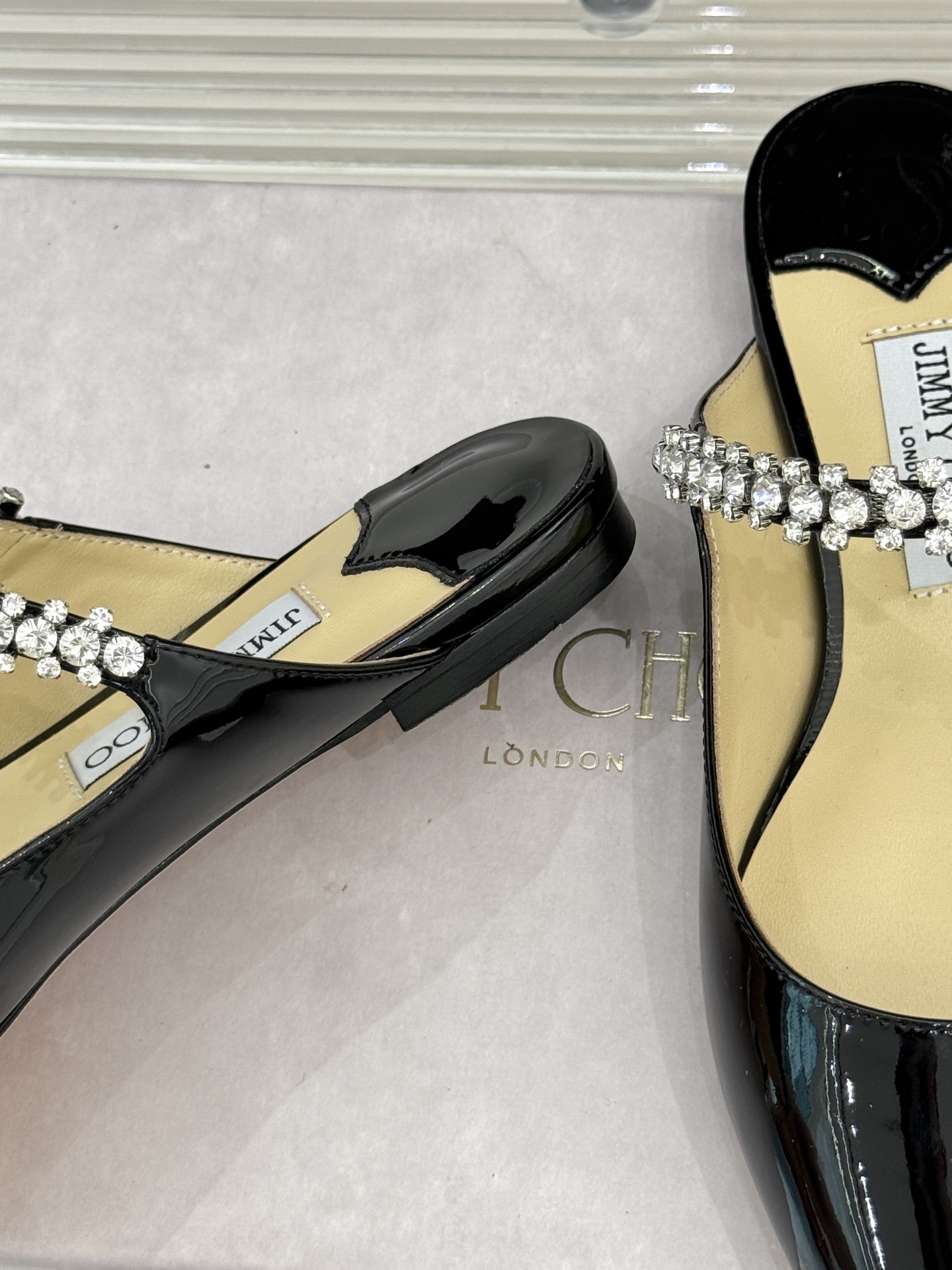 
Jimmy Choo/吉米周经典钻石链条
尖头高跟拖鞋
超绝的水晶鞋 美到移不开视线
鞋型做的非常秀气