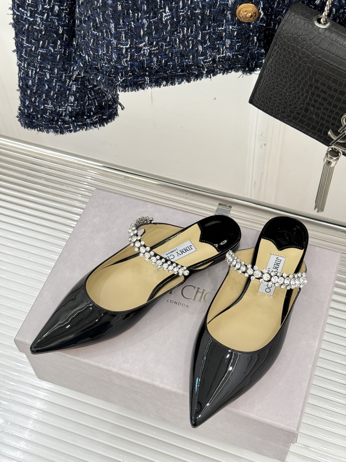 
Jimmy Choo/吉米周经典钻石链条
尖头高跟拖鞋
超绝的水晶鞋 美到移不开视线
鞋型做的非常秀气