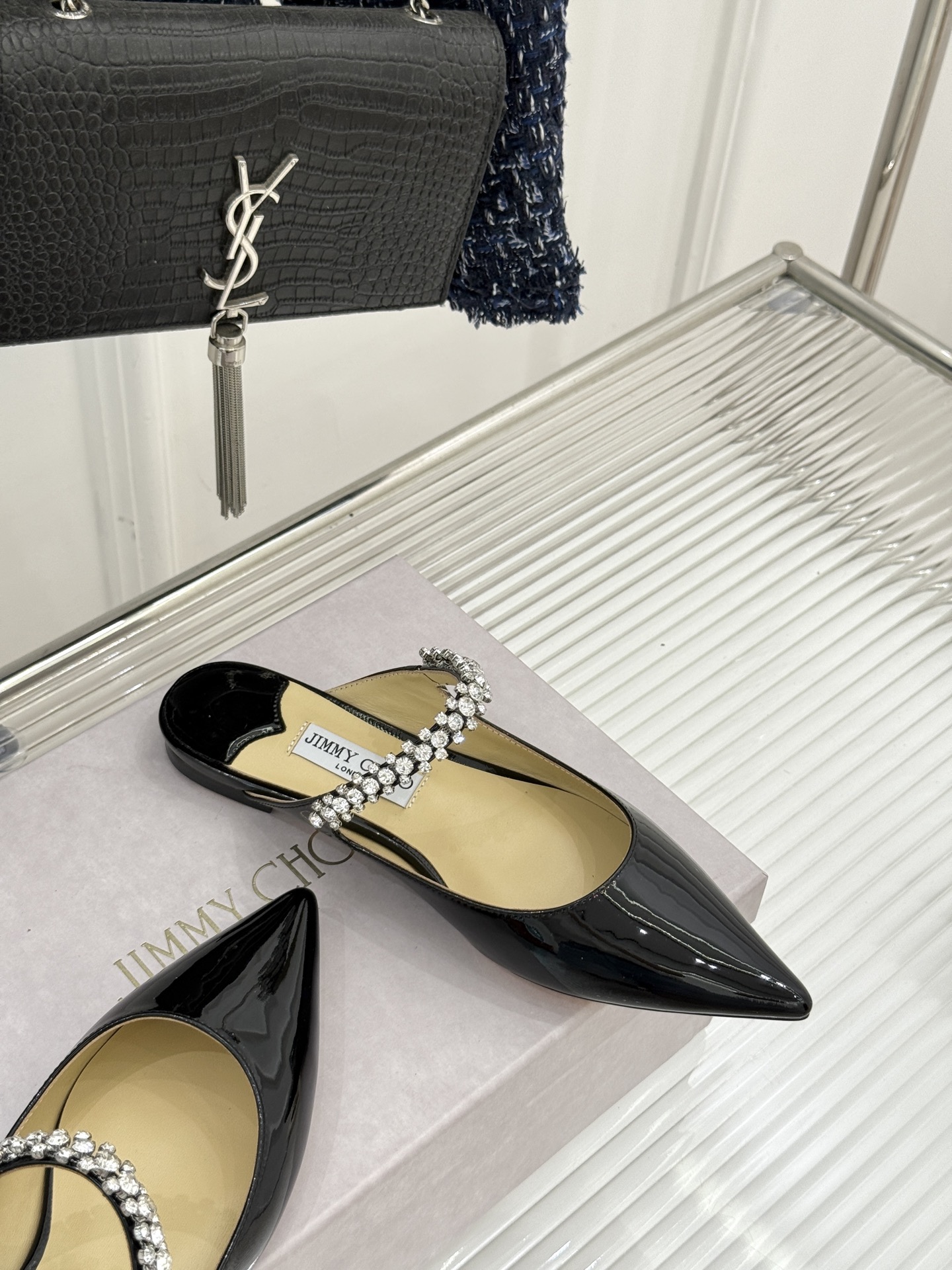 
Jimmy Choo/吉米周经典钻石链条
尖头高跟拖鞋
超绝的水晶鞋 美到移不开视线
鞋型做的非常秀气