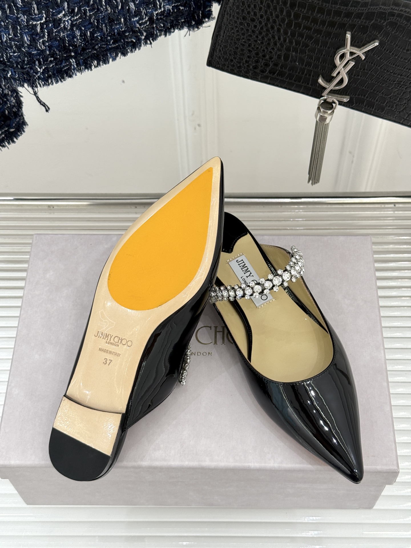 
Jimmy Choo/吉米周经典钻石链条
尖头高跟拖鞋
超绝的水晶鞋 美到移不开视线
鞋型做的非常秀气