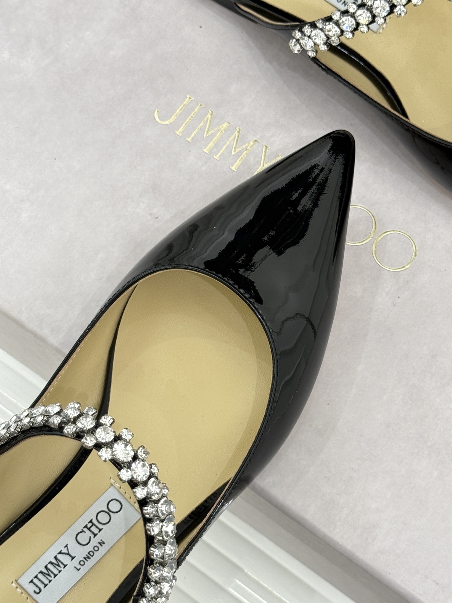 
Jimmy Choo/吉米周经典钻石链条
尖头高跟拖鞋
超绝的水晶鞋 美到移不开视线
鞋型做的非常秀气