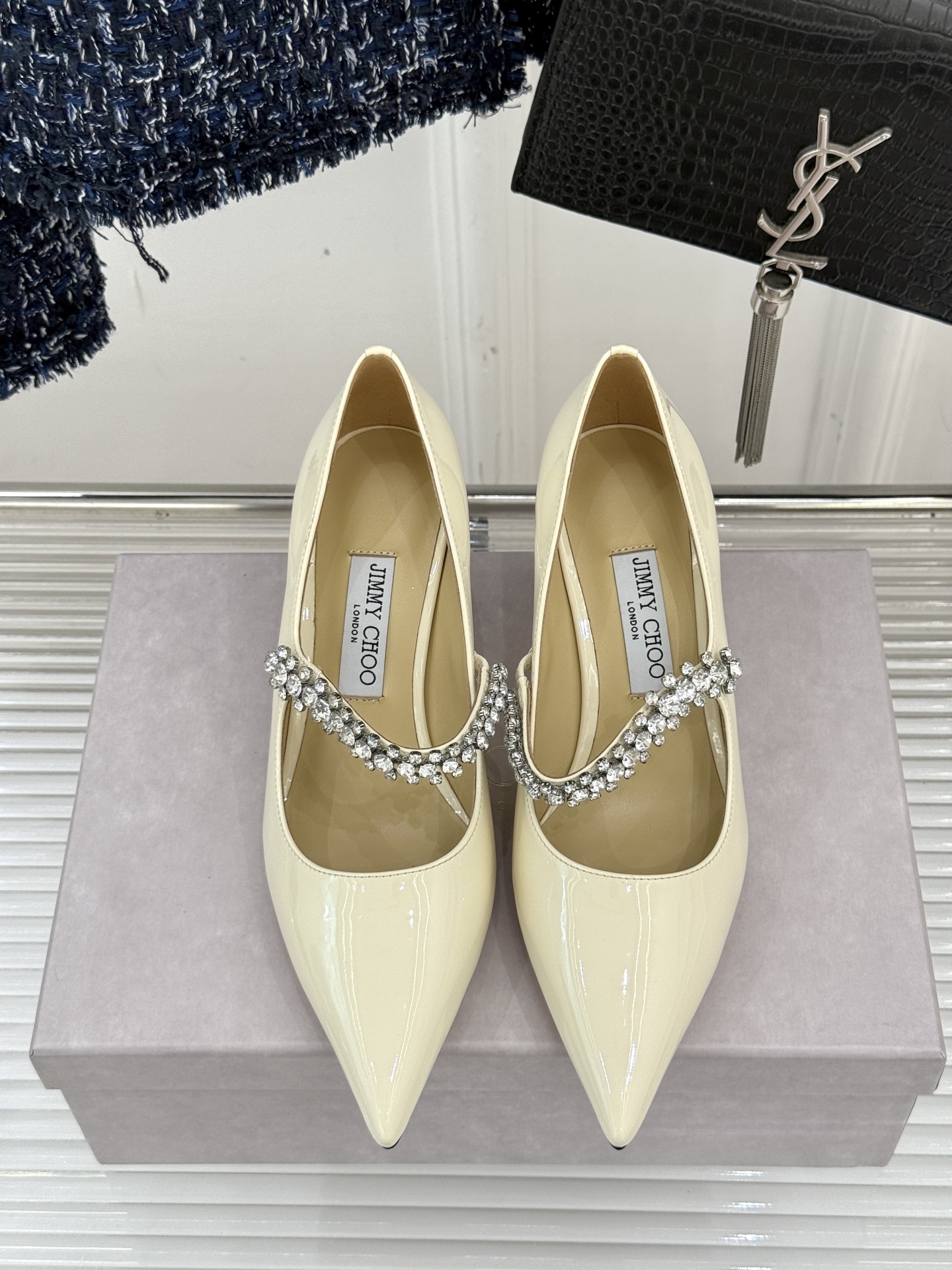 
Jimmy Choo/吉米周经典钻石链条
尖头高跟拖鞋
超绝的水晶鞋 美到移不开视线
鞋型做的非常秀气