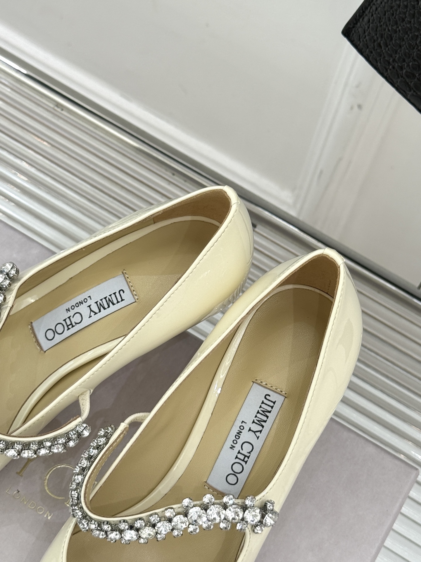 
Jimmy Choo/吉米周经典钻石链条
尖头高跟拖鞋
超绝的水晶鞋 美到移不开视线
鞋型做的非常秀气