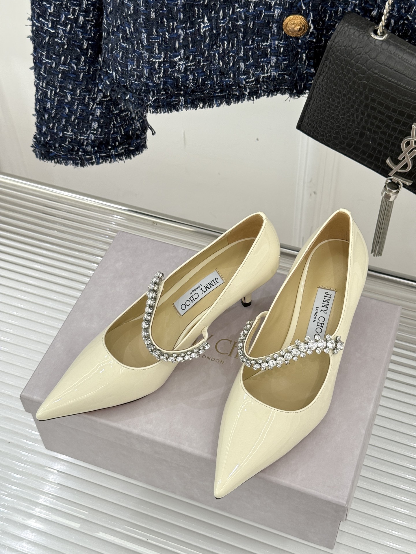 
Jimmy Choo/吉米周经典钻石链条
尖头高跟拖鞋
超绝的水晶鞋 美到移不开视线
鞋型做的非常秀气