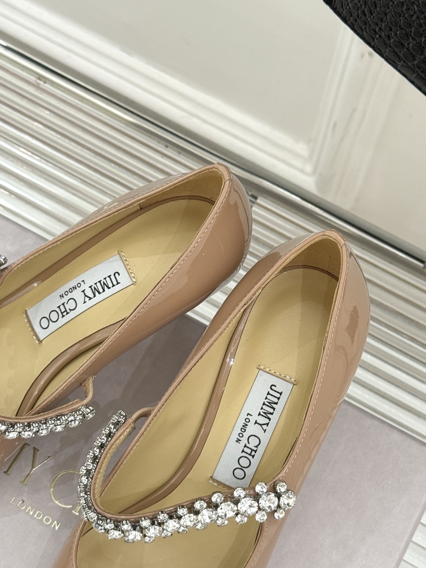 
Jimmy Choo/吉米周经典钻石链条
尖头高跟拖鞋
超绝的水晶鞋 美到移不开视线
鞋型做的非常秀气