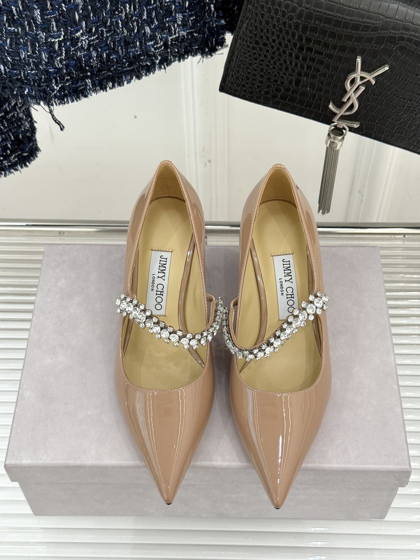 
Jimmy Choo/吉米周经典钻石链条
尖头高跟拖鞋
超绝的水晶鞋 美到移不开视线
鞋型做的非常秀气