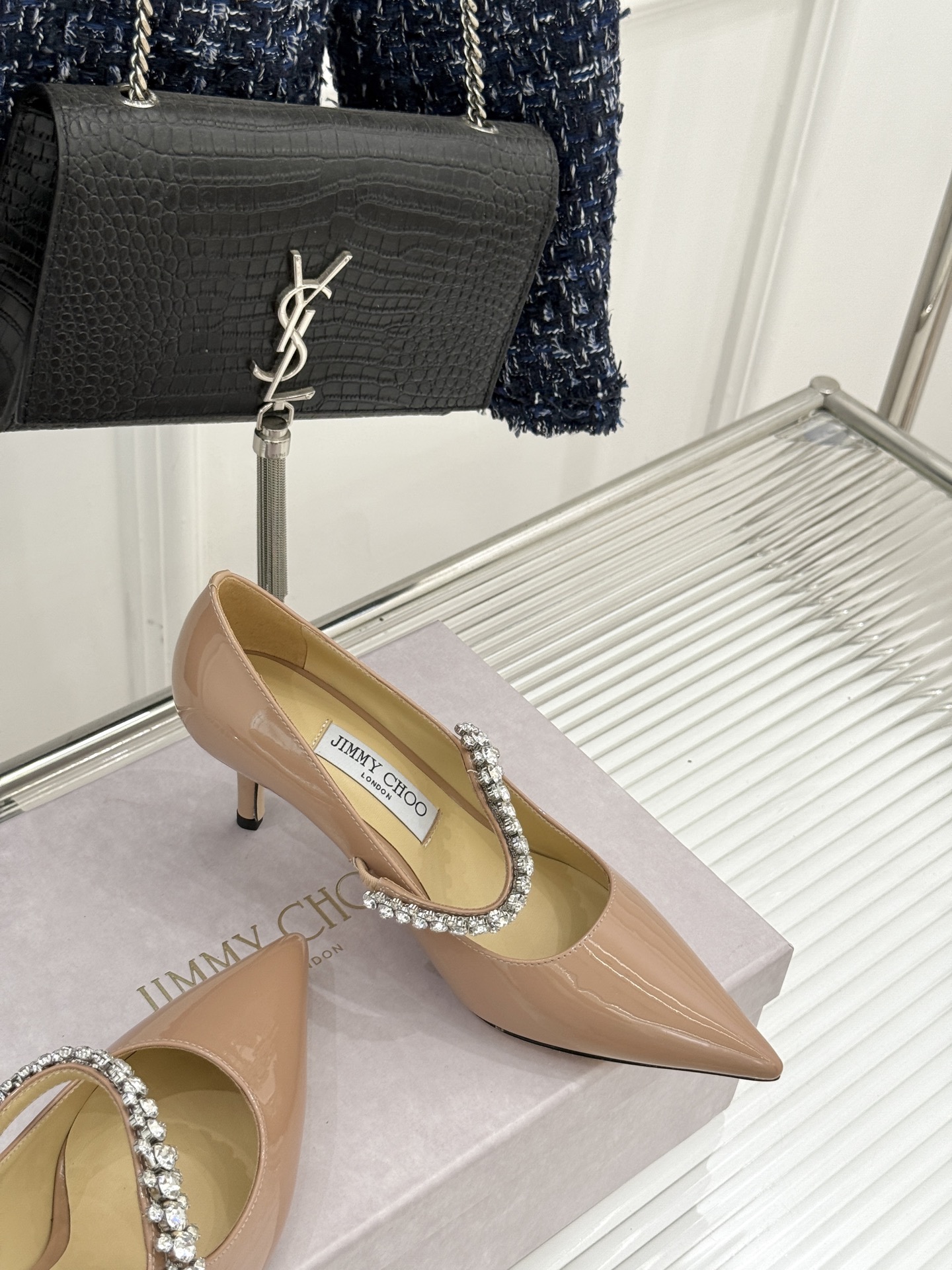 
Jimmy Choo/吉米周经典钻石链条
尖头高跟拖鞋
超绝的水晶鞋 美到移不开视线
鞋型做的非常秀气