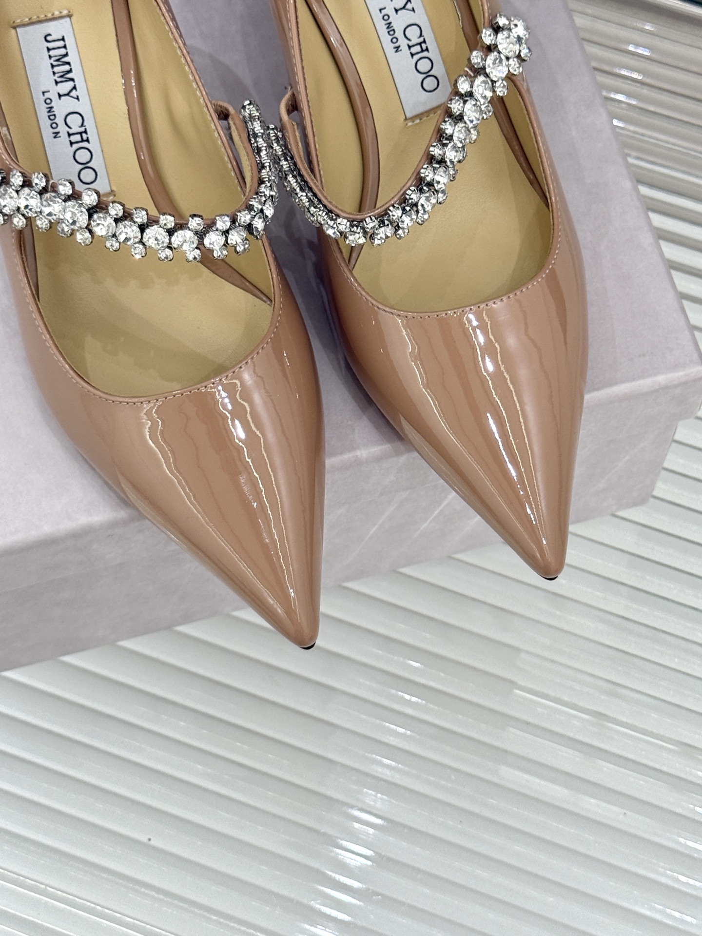 
Jimmy Choo/吉米周经典钻石链条
尖头高跟拖鞋
超绝的水晶鞋 美到移不开视线
鞋型做的非常秀气