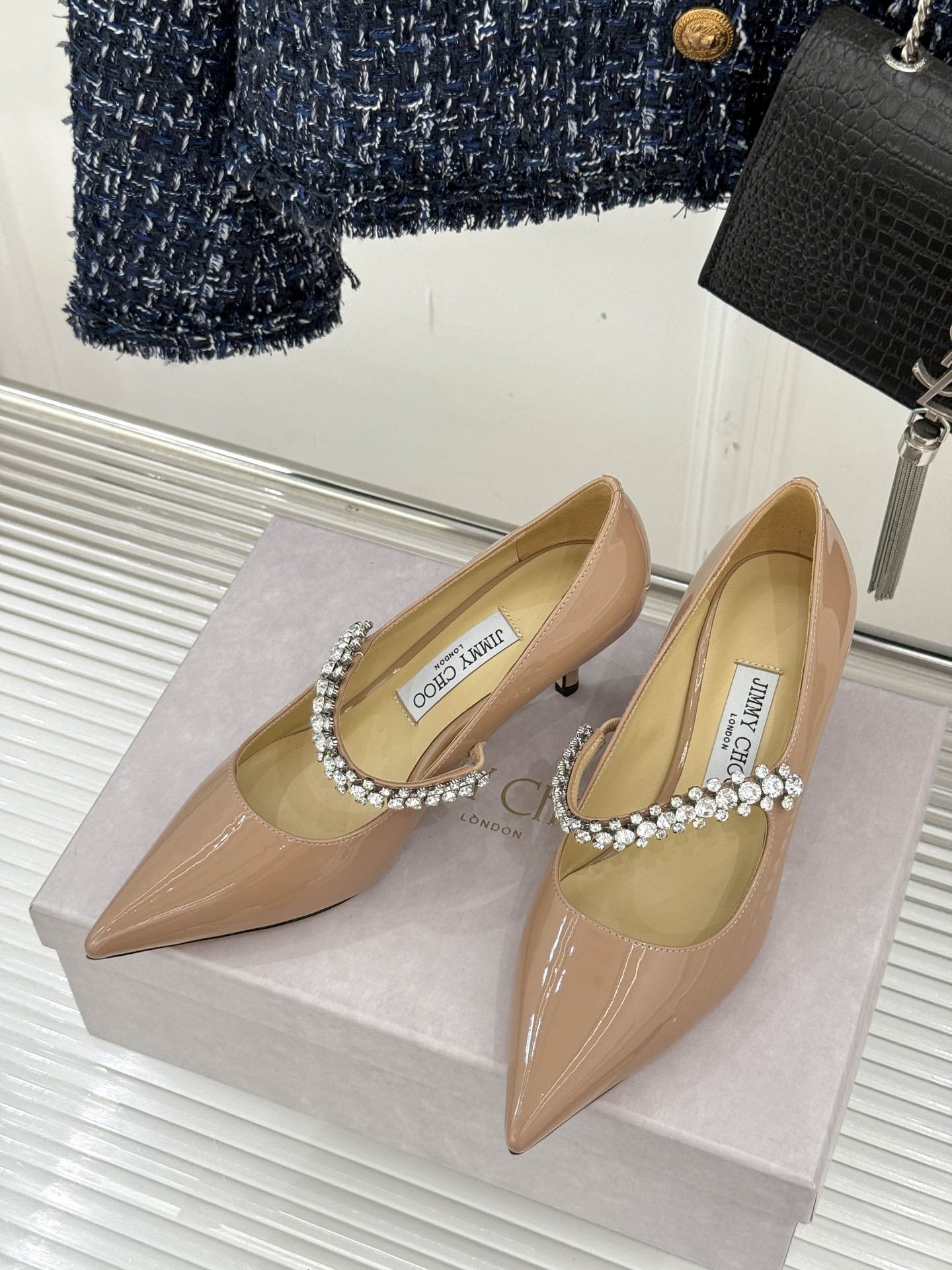
Jimmy Choo/吉米周经典钻石链条
尖头高跟拖鞋
超绝的水晶鞋 美到移不开视线
鞋型做的非常秀气