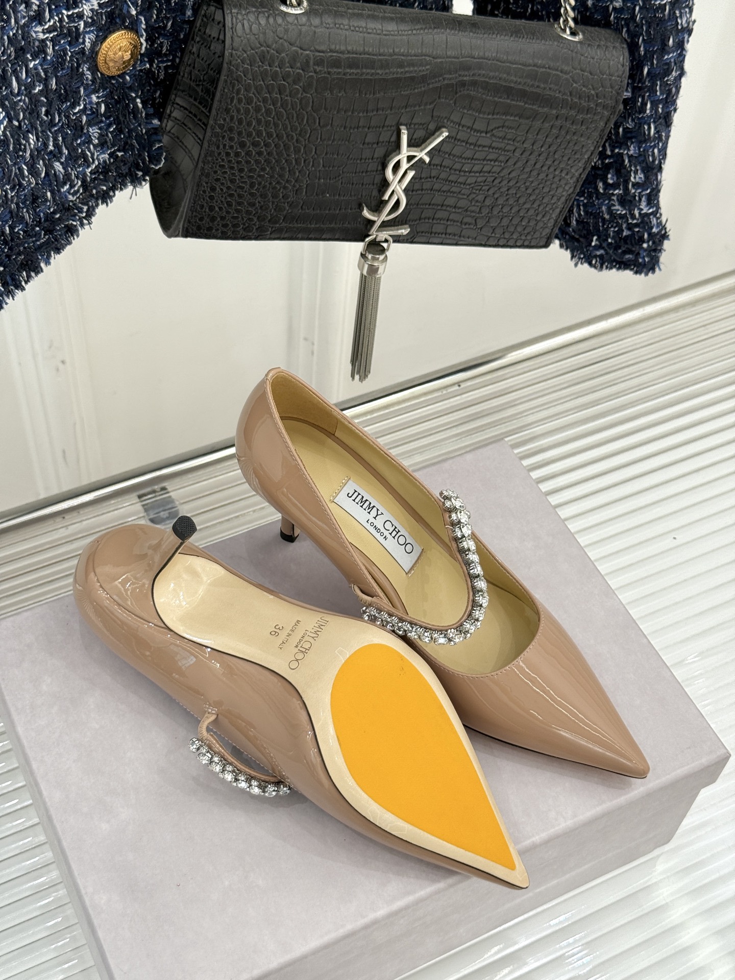 
Jimmy Choo/吉米周经典钻石链条
尖头高跟拖鞋
超绝的水晶鞋 美到移不开视线
鞋型做的非常秀气