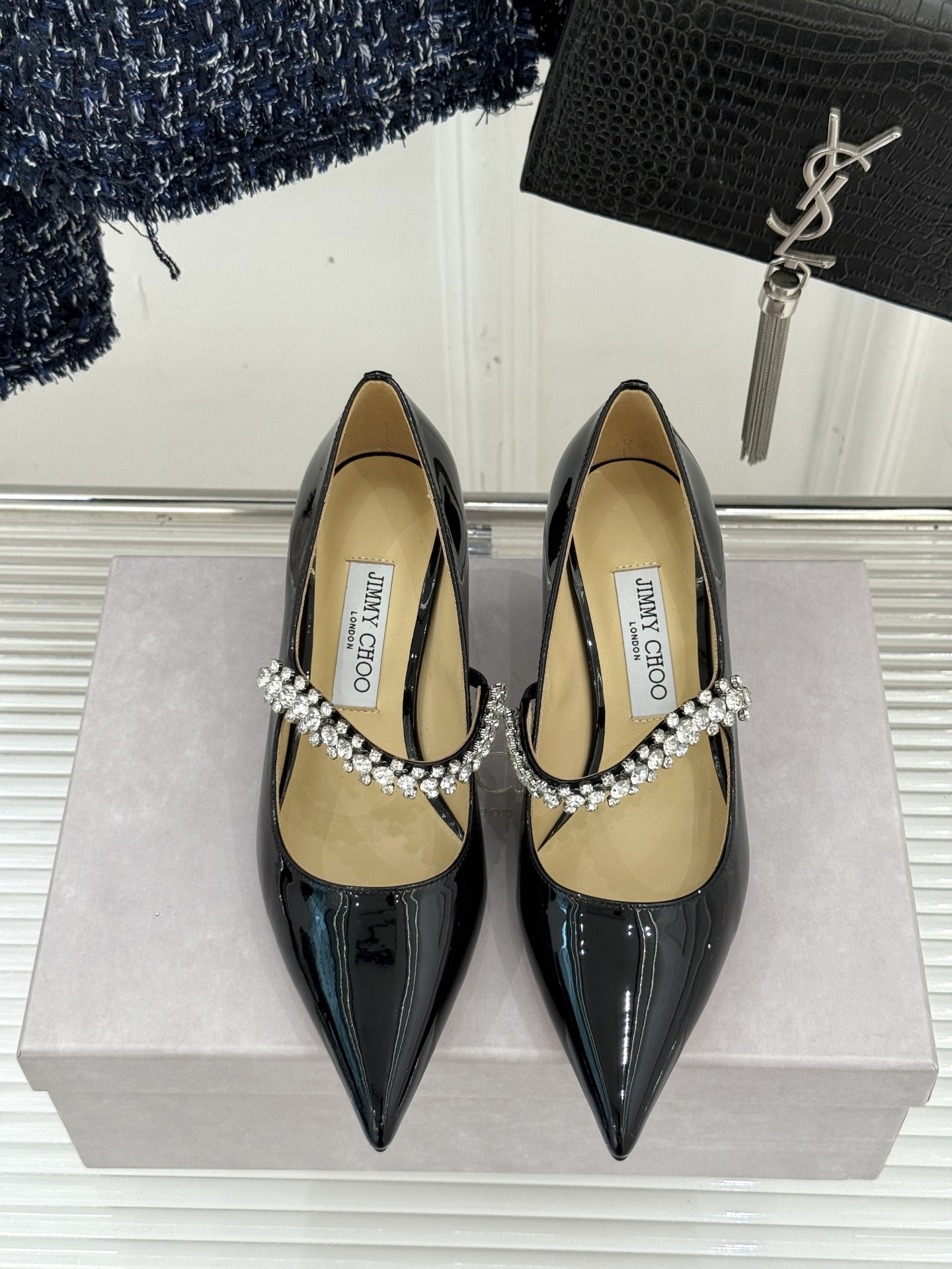 
Jimmy Choo/吉米周经典钻石链条
尖头高跟拖鞋
超绝的水晶鞋 美到移不开视线
鞋型做的非常秀气