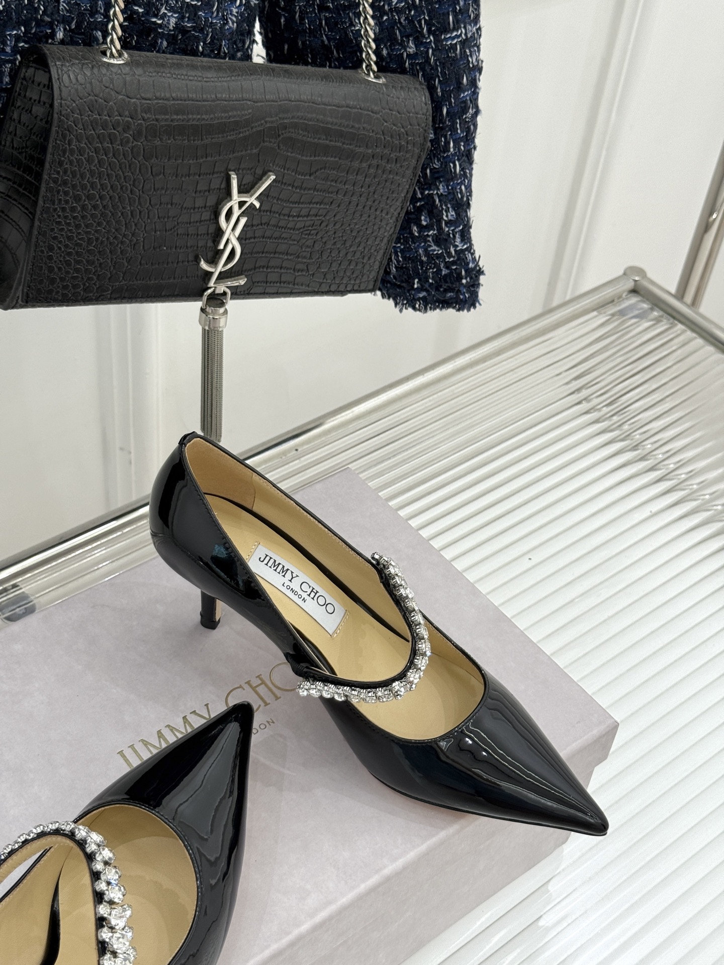 
Jimmy Choo/吉米周经典钻石链条
尖头高跟拖鞋
超绝的水晶鞋 美到移不开视线
鞋型做的非常秀气