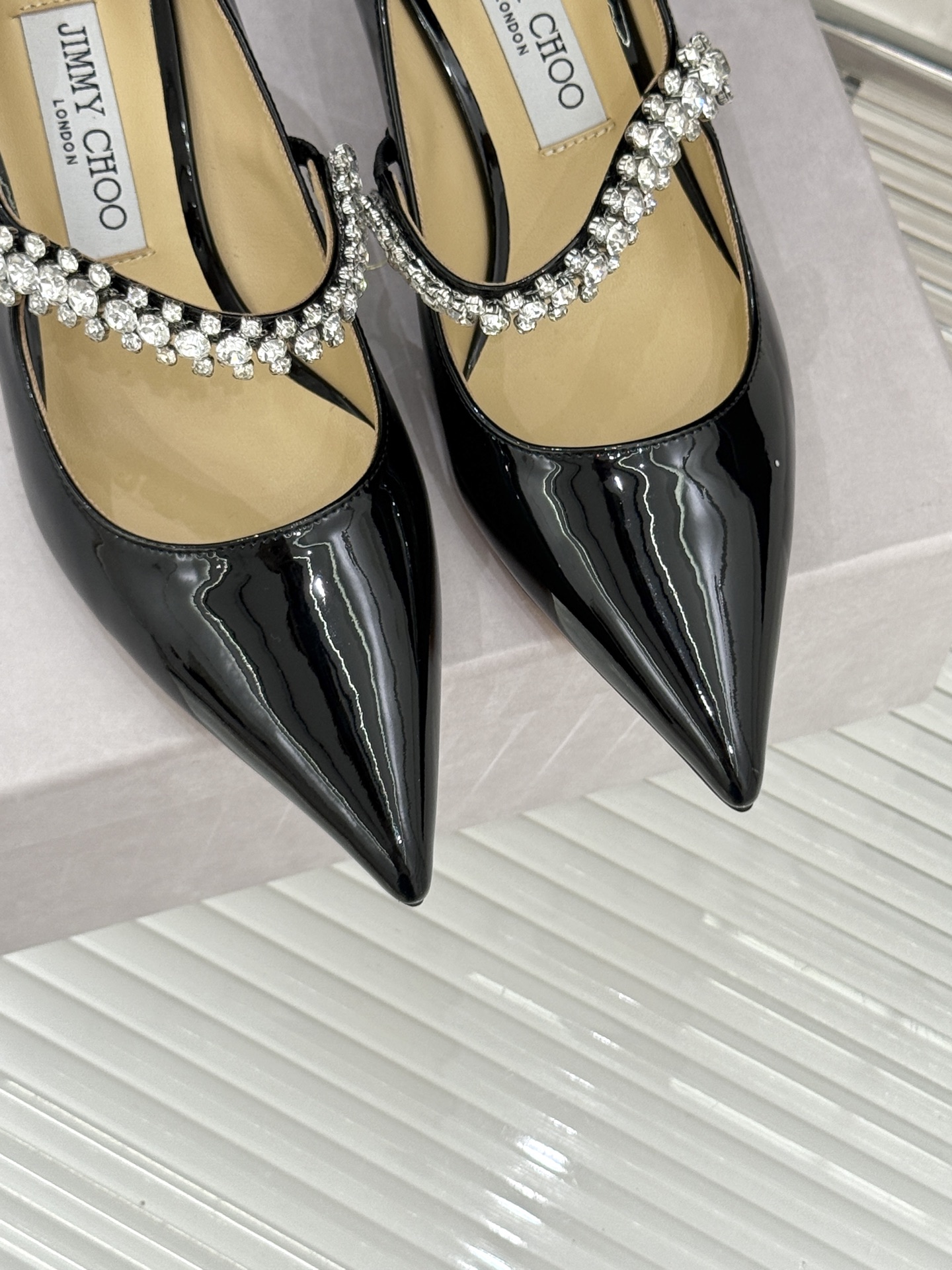 
Jimmy Choo/吉米周经典钻石链条
尖头高跟拖鞋
超绝的水晶鞋 美到移不开视线
鞋型做的非常秀气