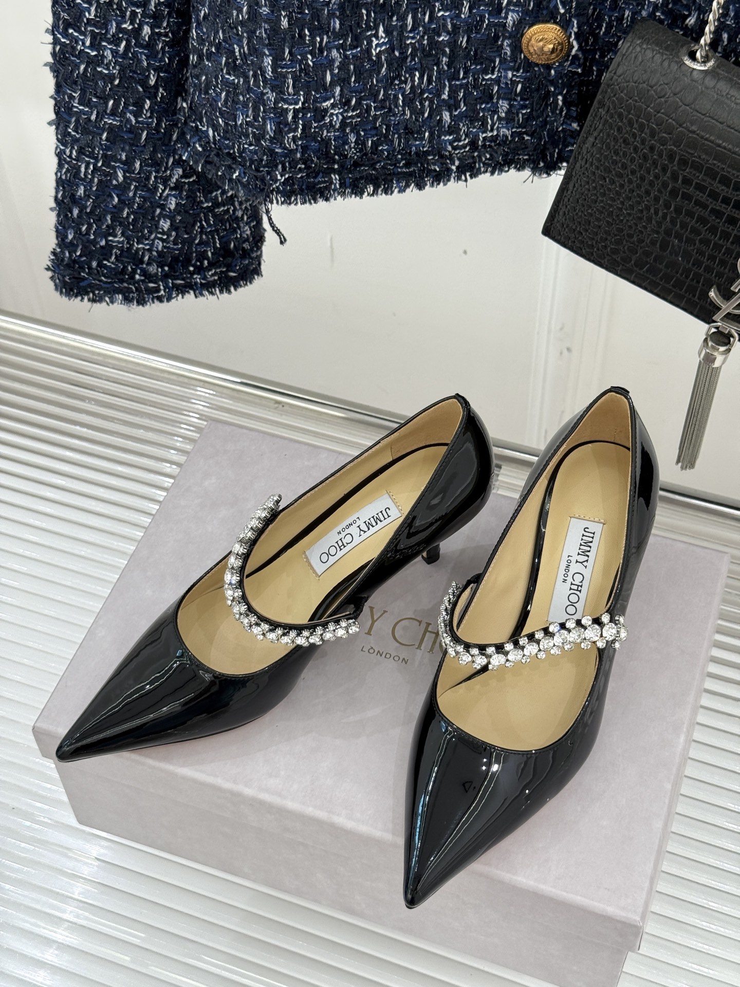 
Jimmy Choo/吉米周经典钻石链条
尖头高跟拖鞋
超绝的水晶鞋 美到移不开视线
鞋型做的非常秀气