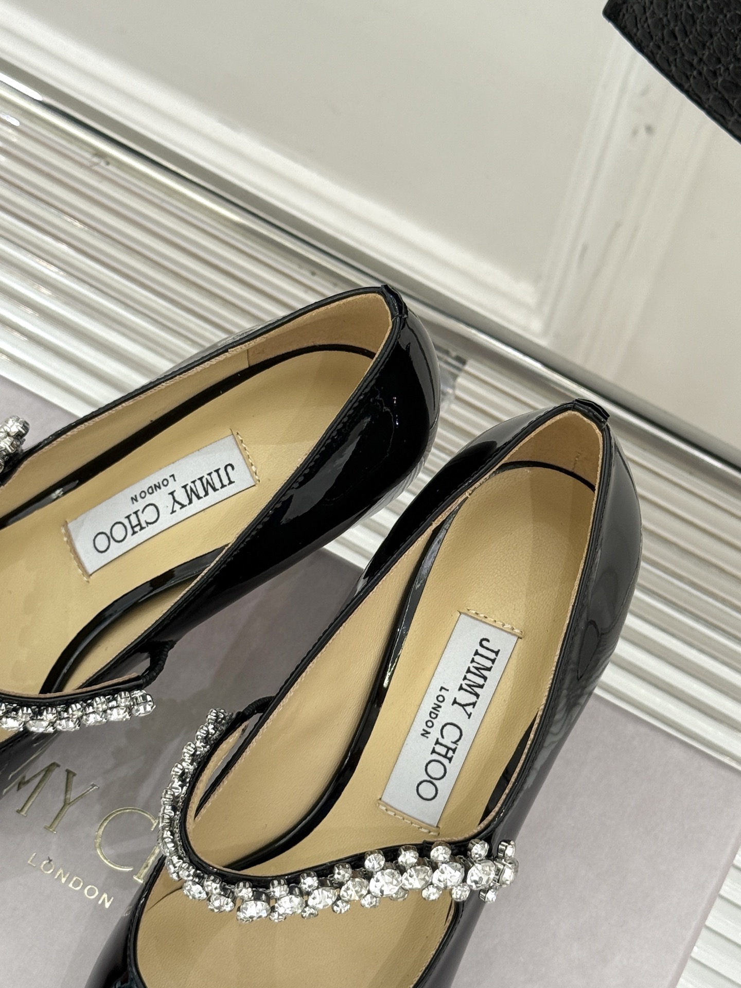 
Jimmy Choo/吉米周经典钻石链条
尖头高跟拖鞋
超绝的水晶鞋 美到移不开视线
鞋型做的非常秀气