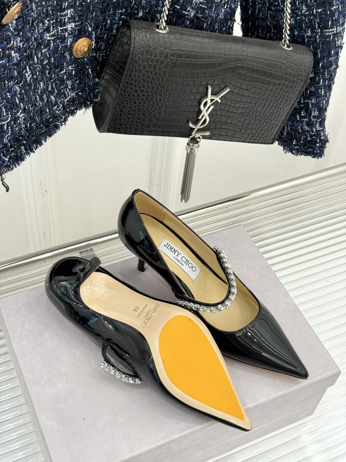 
Jimmy Choo/吉米周经典钻石链条
尖头高跟拖鞋
超绝的水晶鞋 美到移不开视线
鞋型做的非常秀气