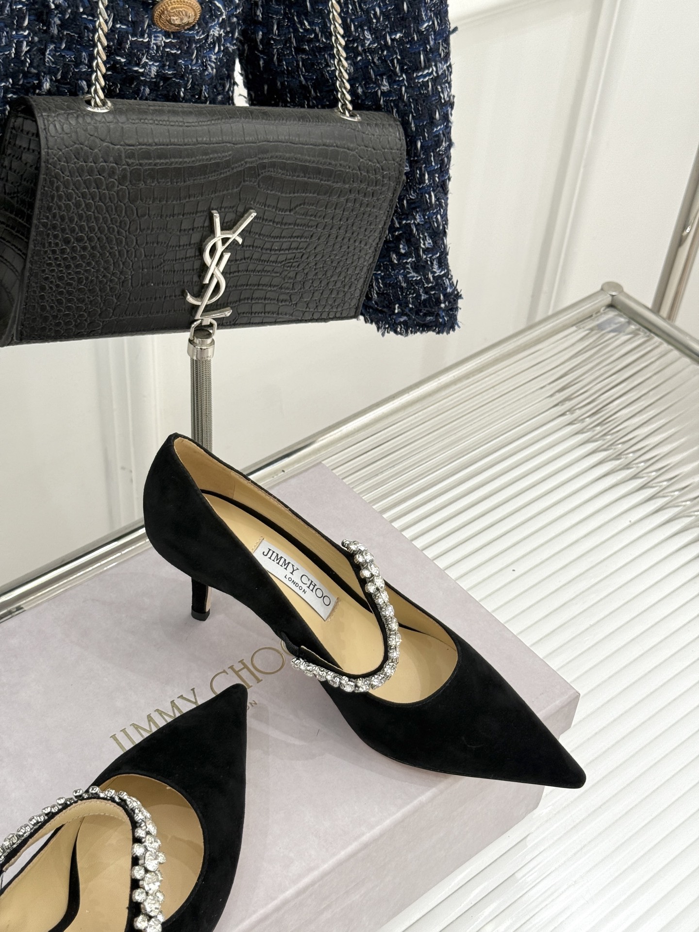 
Jimmy Choo/吉米周经典钻石链条
尖头高跟拖鞋
超绝的水晶鞋 美到移不开视线
鞋型做的非常秀气