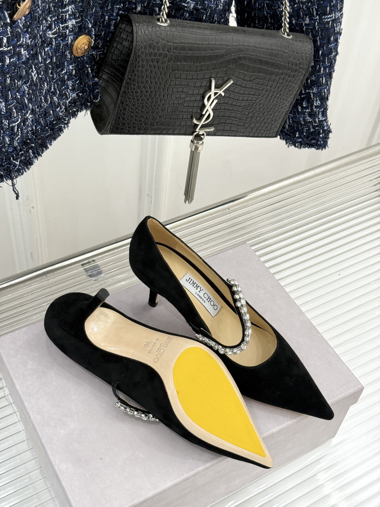 
Jimmy Choo/吉米周经典钻石链条
尖头高跟拖鞋
超绝的水晶鞋 美到移不开视线
鞋型做的非常秀气