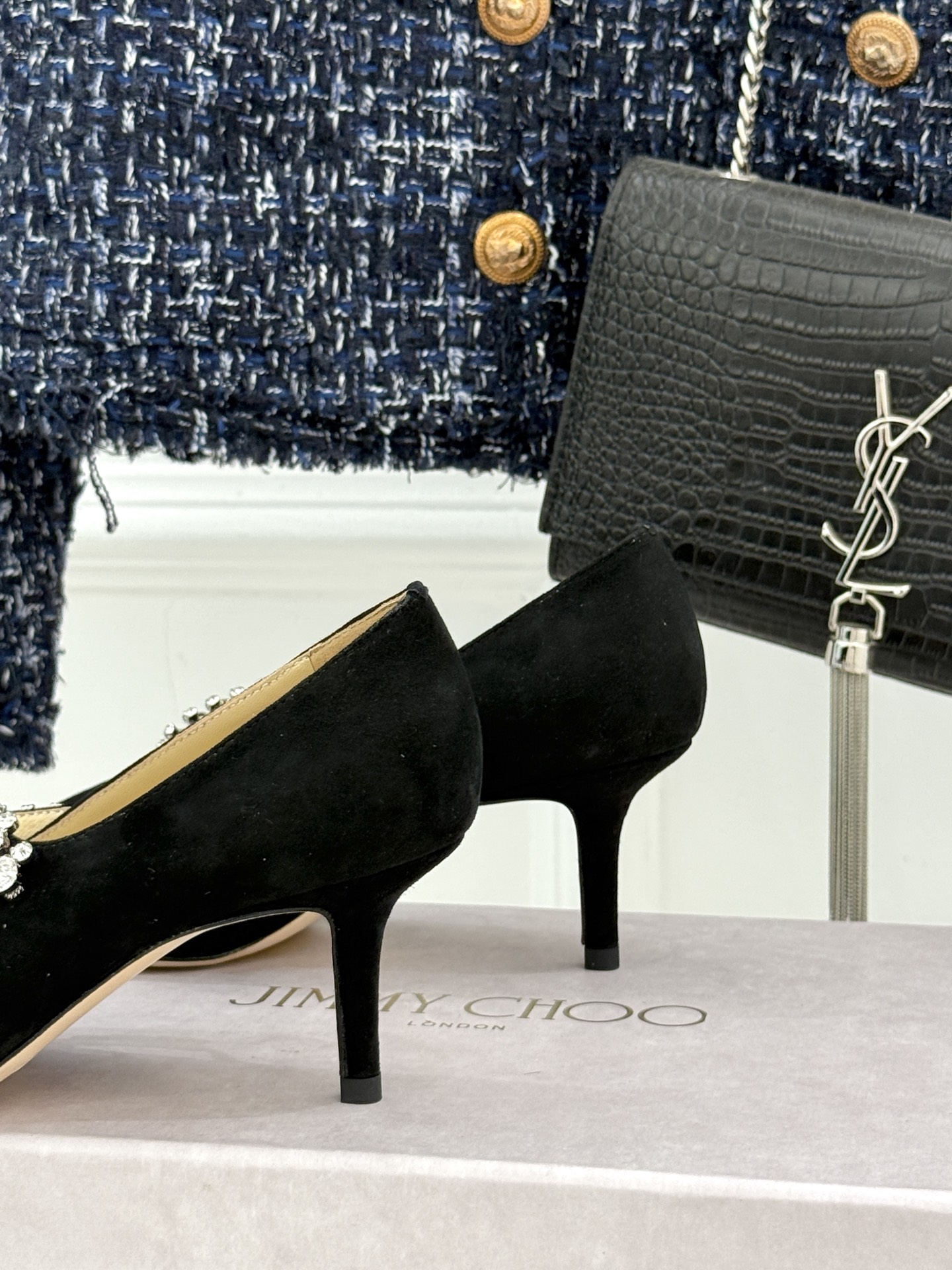 
Jimmy Choo/吉米周经典钻石链条
尖头高跟拖鞋
超绝的水晶鞋 美到移不开视线
鞋型做的非常秀气