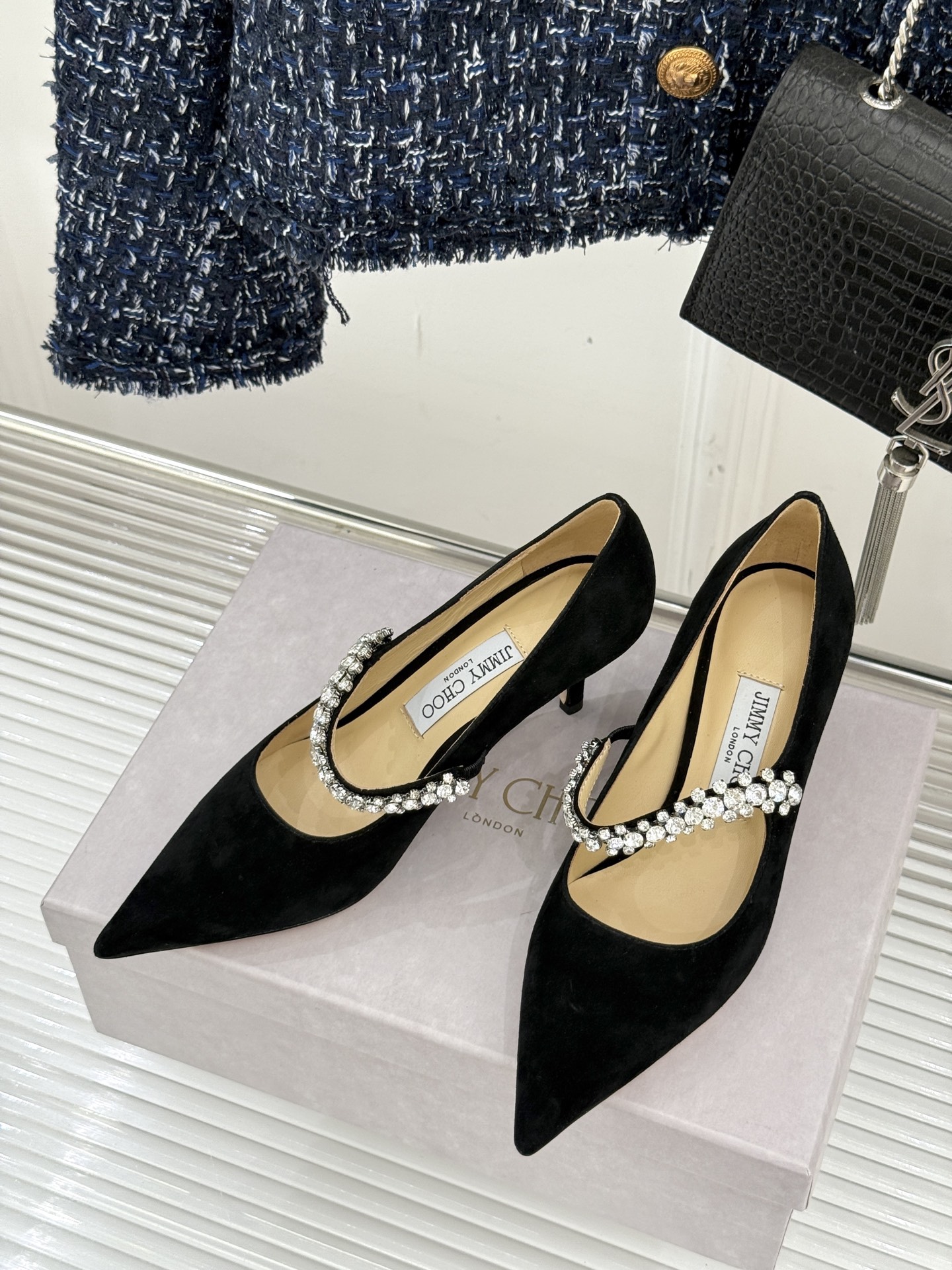 
Jimmy Choo/吉米周经典钻石链条
尖头高跟拖鞋
超绝的水晶鞋 美到移不开视线
鞋型做的非常秀气