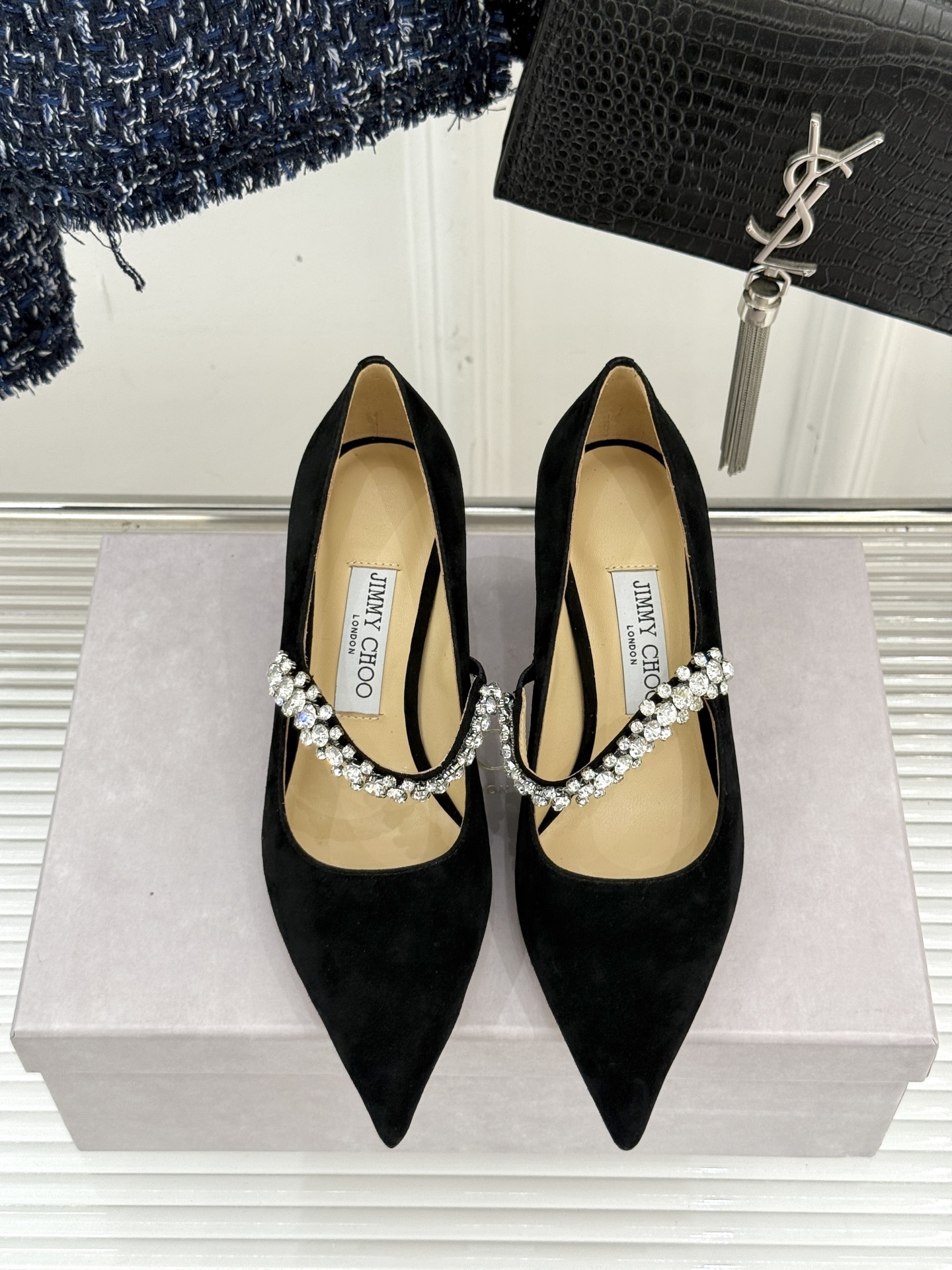 
Jimmy Choo/吉米周经典钻石链条
尖头高跟拖鞋
超绝的水晶鞋 美到移不开视线
鞋型做的非常秀气