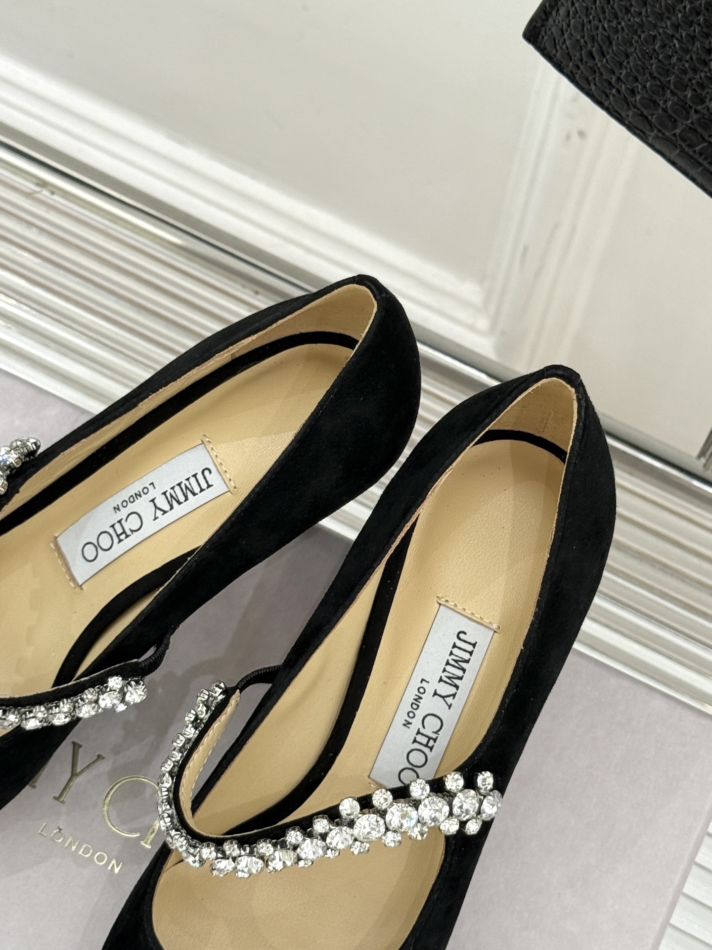 
Jimmy Choo/吉米周经典钻石链条
尖头高跟拖鞋
超绝的水晶鞋 美到移不开视线
鞋型做的非常秀气