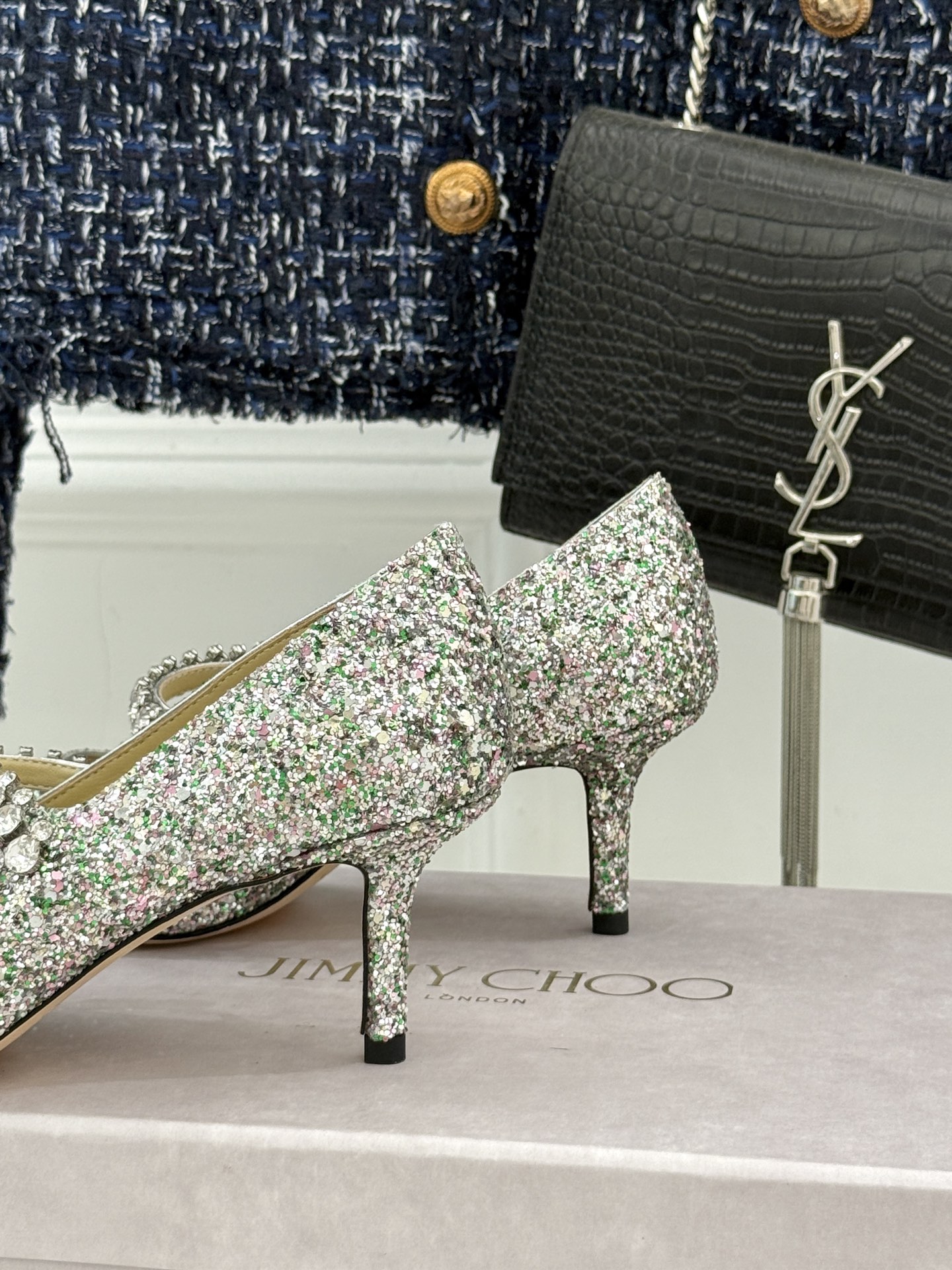 
Jimmy Choo/吉米周经典钻石链条
尖头高跟拖鞋
超绝的水晶鞋 美到移不开视线
鞋型做的非常秀气