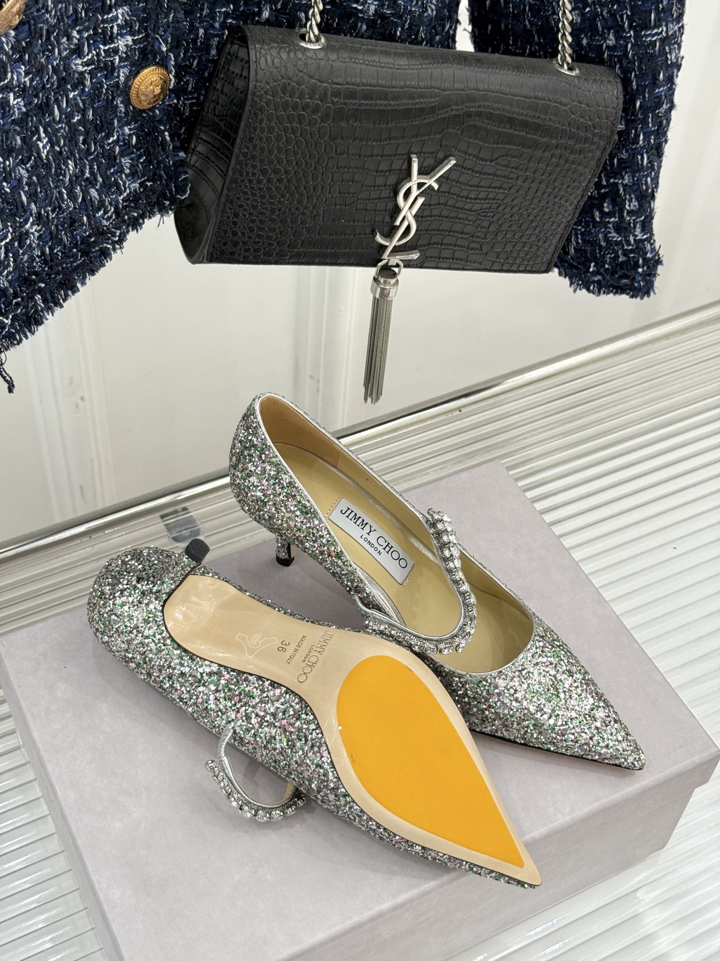 
Jimmy Choo/吉米周经典钻石链条
尖头高跟拖鞋
超绝的水晶鞋 美到移不开视线
鞋型做的非常秀气