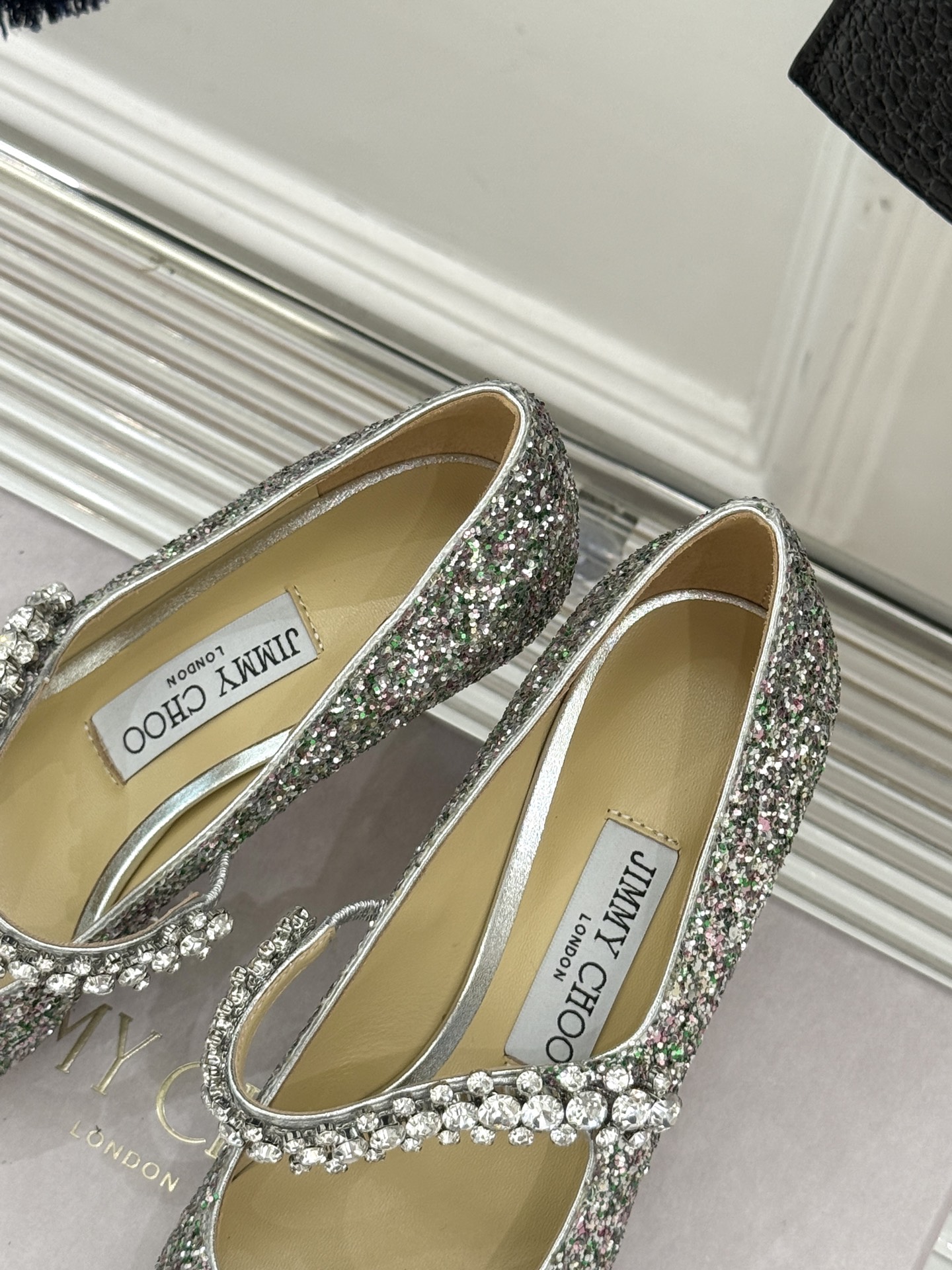 
Jimmy Choo/吉米周经典钻石链条
尖头高跟拖鞋
超绝的水晶鞋 美到移不开视线
鞋型做的非常秀气